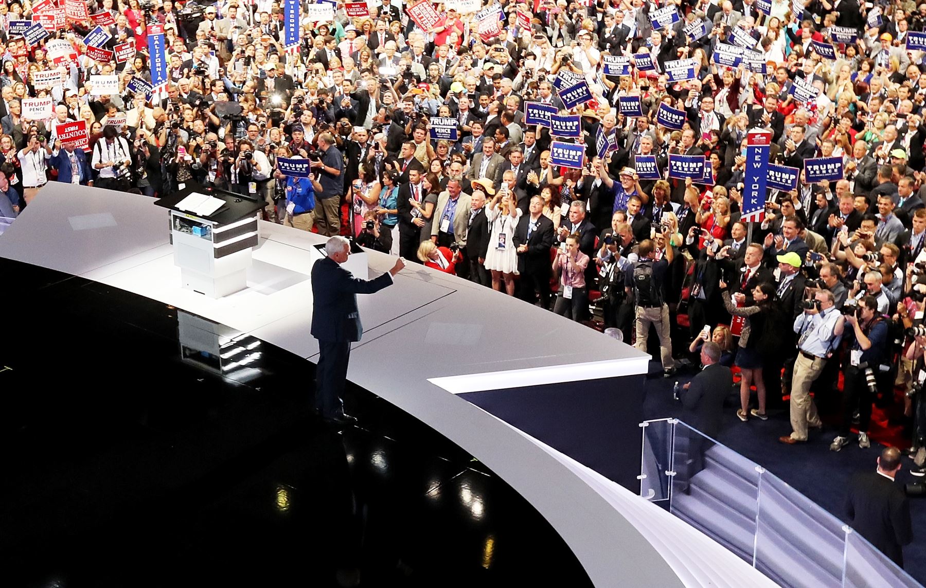 Mike Pence saluda a la multitud en la Convención Nacional Republicana el 20 de julio de 2016 en el Quicken Loans Arena en Cleveland, Ohio. Foto: AFP