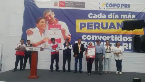 Ministro Javier Piqué entrega título de propiedad.