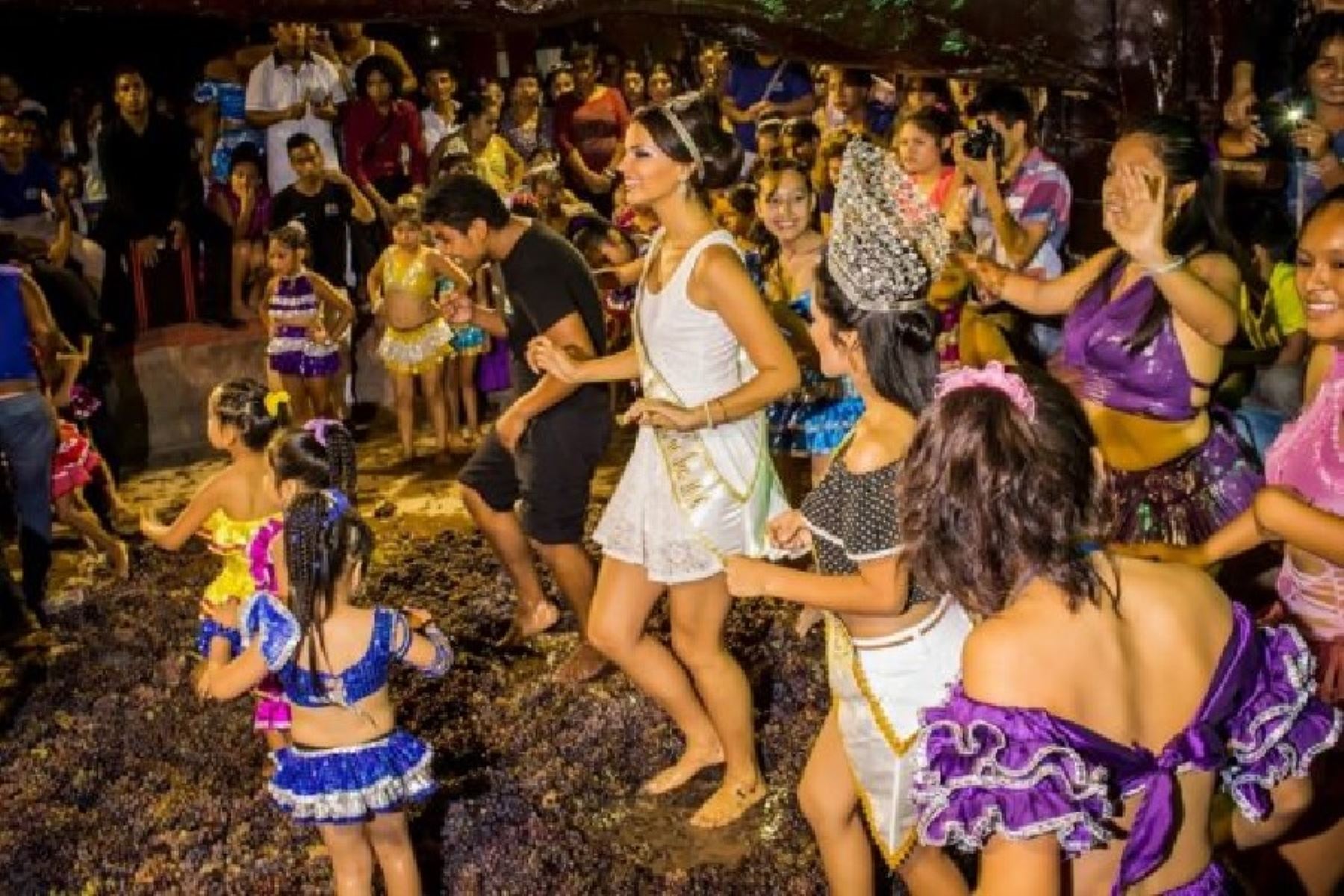 Durante el Festival de la Vendimia en Paracas, los asistentes disfrutaron de varios espectáculos y de la exquisita gastronomía de la zona.