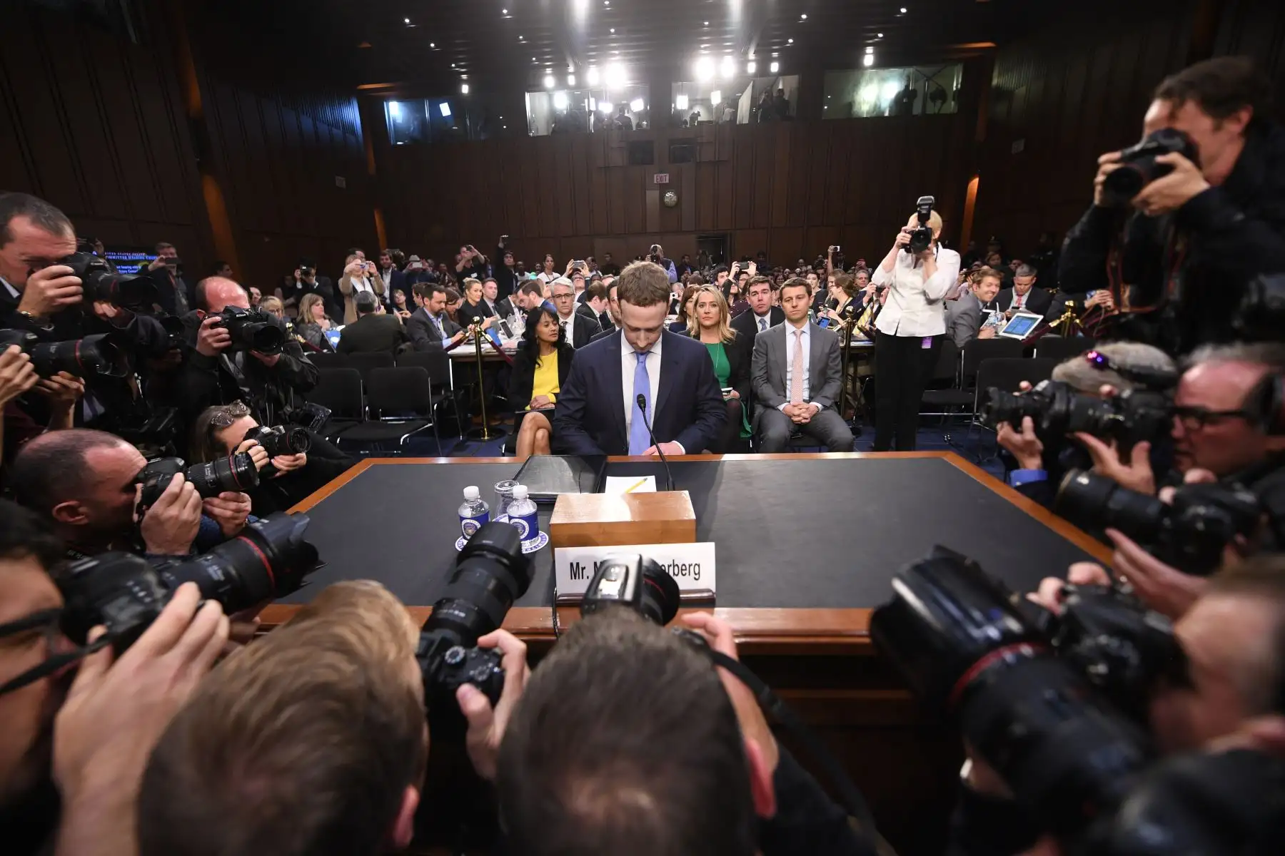 Mark Zuckerberg se disculpó ante el Congreso por no haber adoptado medidas para prevenir acceso a información por parte de Cambridge Analytica. "Lo siento. Fue mi culpa. Yo empecé Facebook. Yo lo manejo y soy responsable por lo que pase aquí", dijo.  Foto: AFP