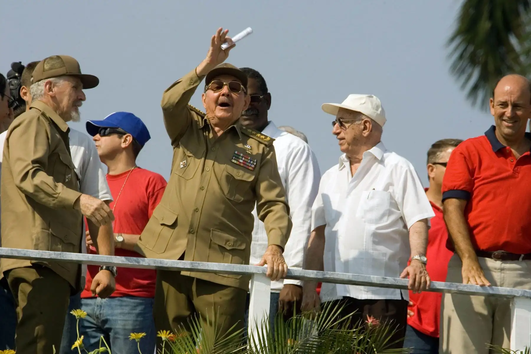 Raúl Castro hace gestos junto al vicepresidente cubano Carlos Lage  y el comandante Ramiro Valdez durante el desfile del 1 de mayo de 2007 en La Habana. Foto: AFP