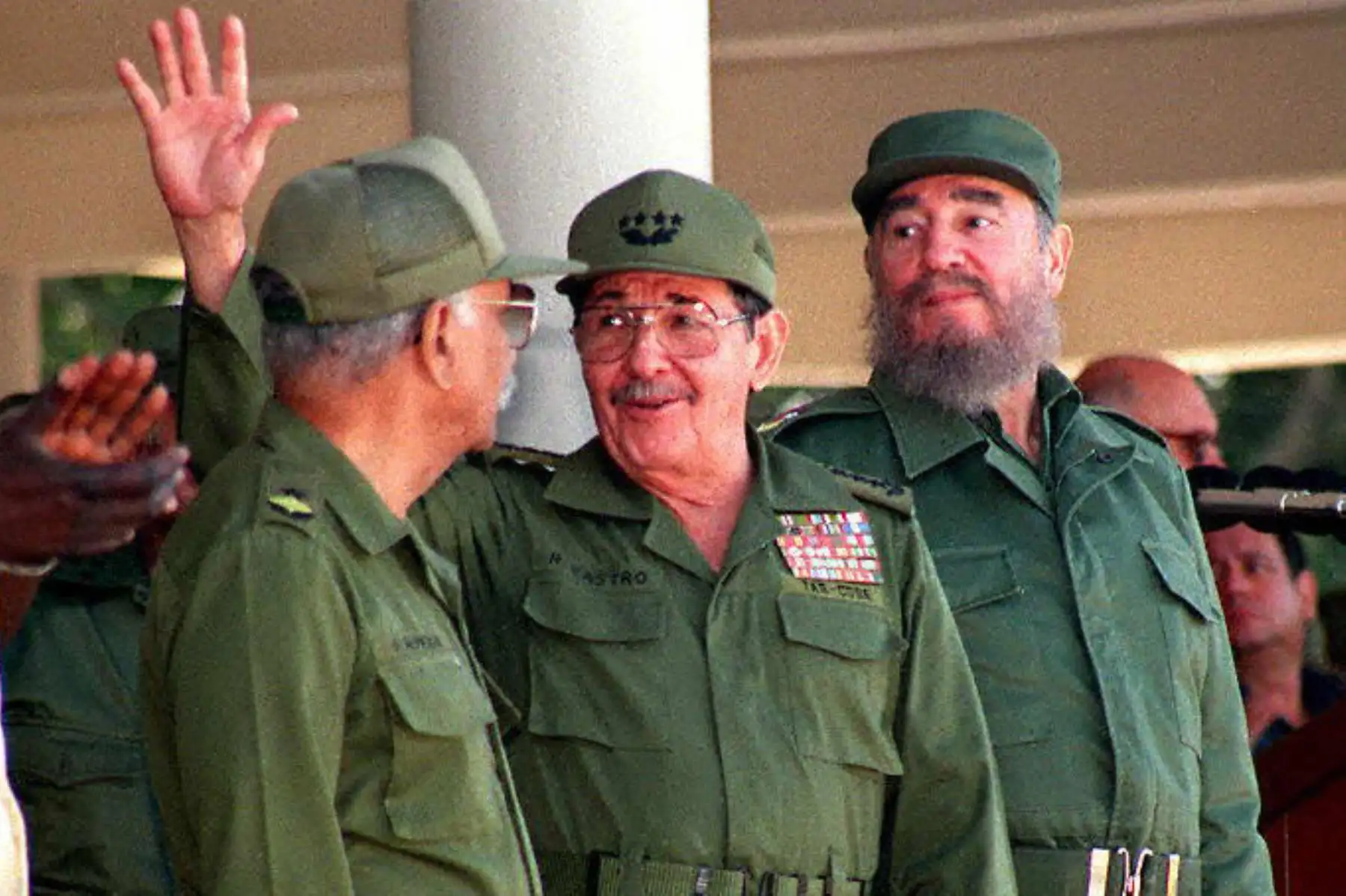 Raúl Castro, su hermano  Fidel  y el comandante cubano Juan Almeida en el mausoleo de La Habana. Foto: AFP