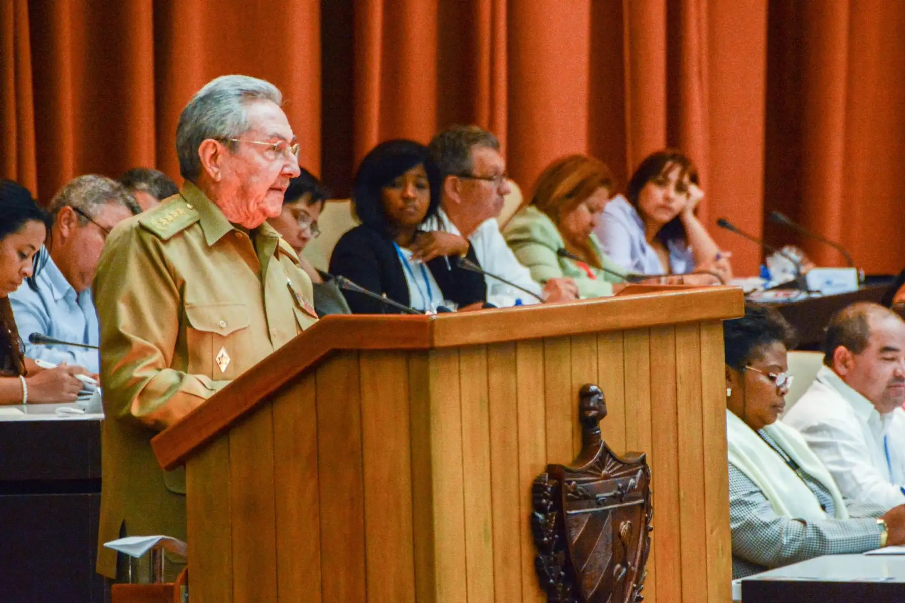 Raúl Castro pronuncia un discurso durante el décimo y último período ordinario de sesiones de la Asamblea Nacional del Poder Popular, en el Palacio de Convenciones de La Habana, el 21 de diciembre de 2017. Foto: AFP