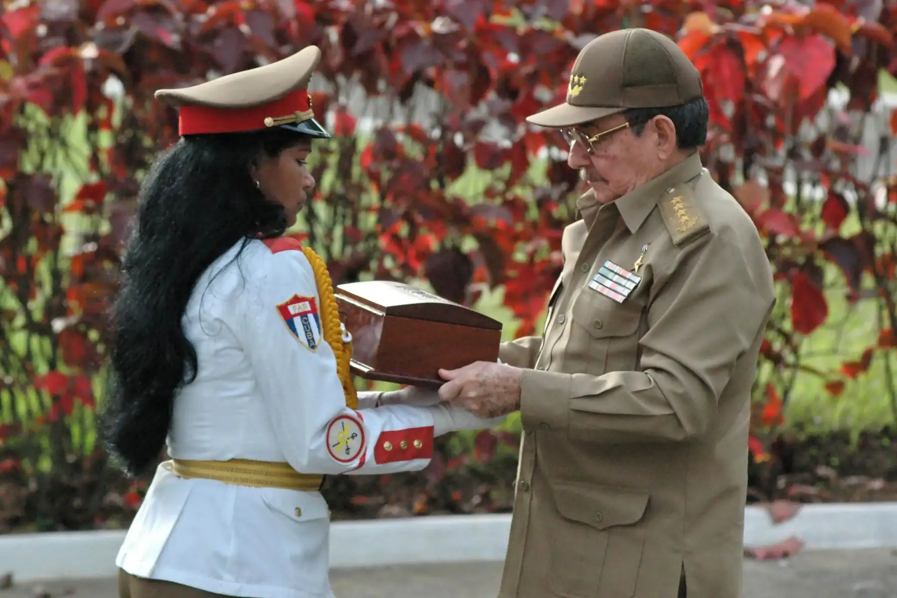 Raúl Castro  recibe la urna funeraria que contiene las cenizas de su difunta esposa Vilma Espín el 22 de junio de 2007 en Mayari, Santiago de Cuba. Foto: AFP