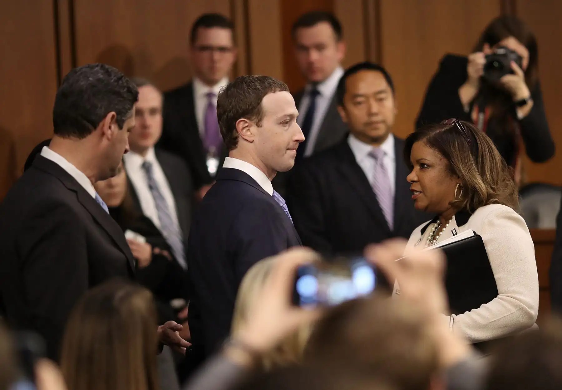 "Cuando compartes algo en Facebook encontrarás un control para que determines con quiénes vas a compartir esos contenidos. Las personas tienen el control. Queremos un servicio gratuito", sostuvo Mark Zuckerberg de Facebook tras ser consultado sobre la posibilidad de cobrar por su servicio. Foto: AFP