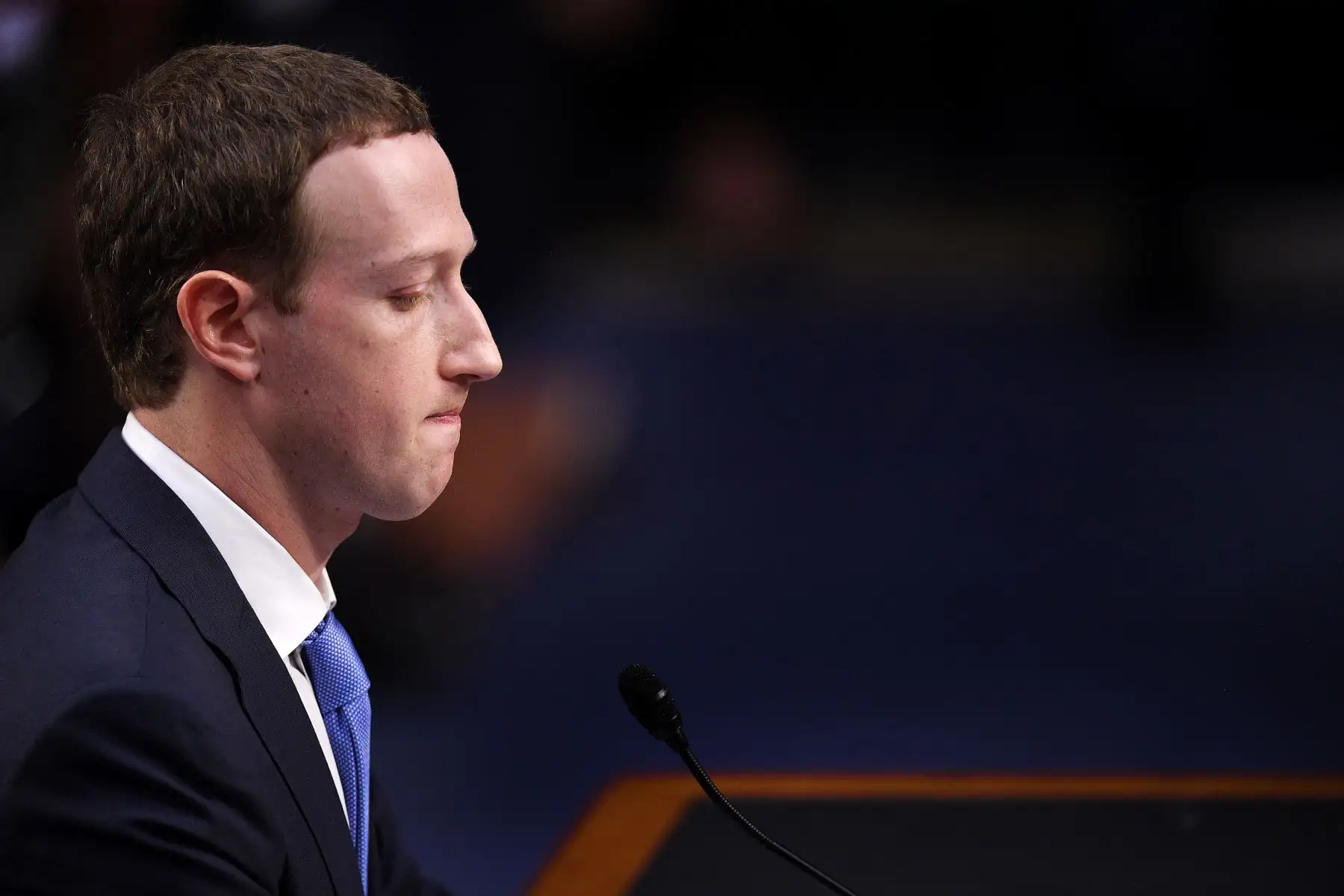 Mark Zuckerberg añadió: "En 2018 hay elecciones importantes en varios lugares del mundo. Se han mejorado las herramientas, que han eliminado decenas de miles de cuentas que intentaron difundir información falsa vinculadas a elecciones. ... Uno de mis arrepentimientos es haber sido lento para identificar las operaciones de Rusia en (la campaña electoral del 2016)". Foto: AFP