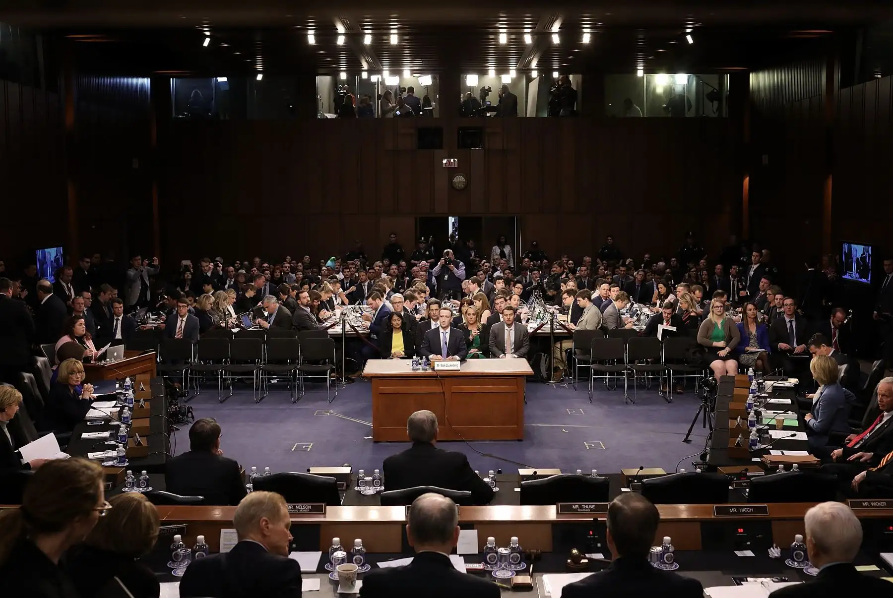 "Facebook le dio soporte a las campañas políticas de Donald Trump, así como hicimos con otros candidatos... Cambridge Analytica no usaba nuestros servicios en el 2015. Por eso no teníamos nada que eliminar en esa fecha. Eso fue lo primero que pregunté a mi equipo", afirmó Mark Zuckerberg. Foto: AFP