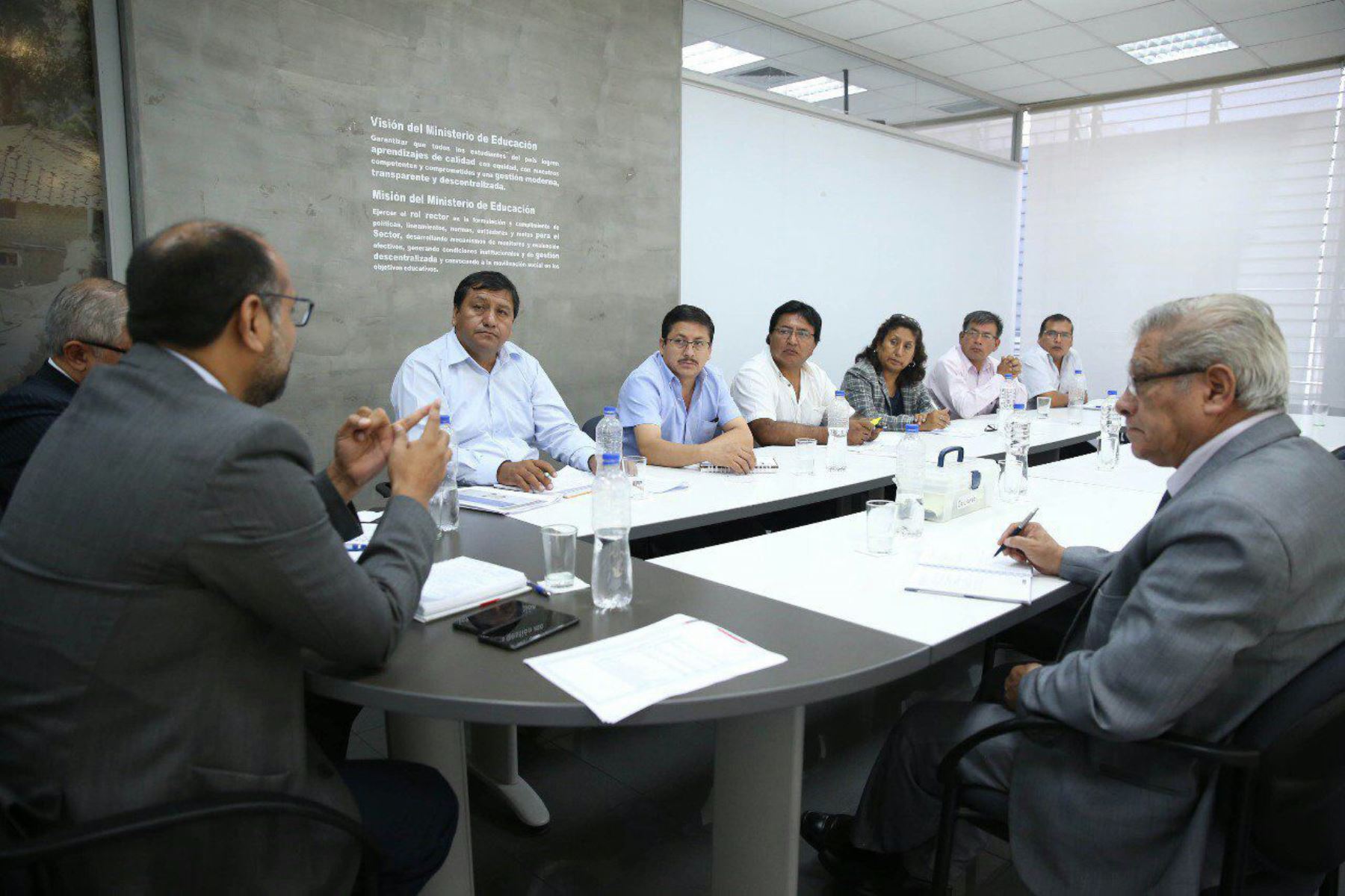 Reunión entre el ministro de Educación, Daniel Alfaro y dirigencia del Sutep. Foto: Andina/Difusión