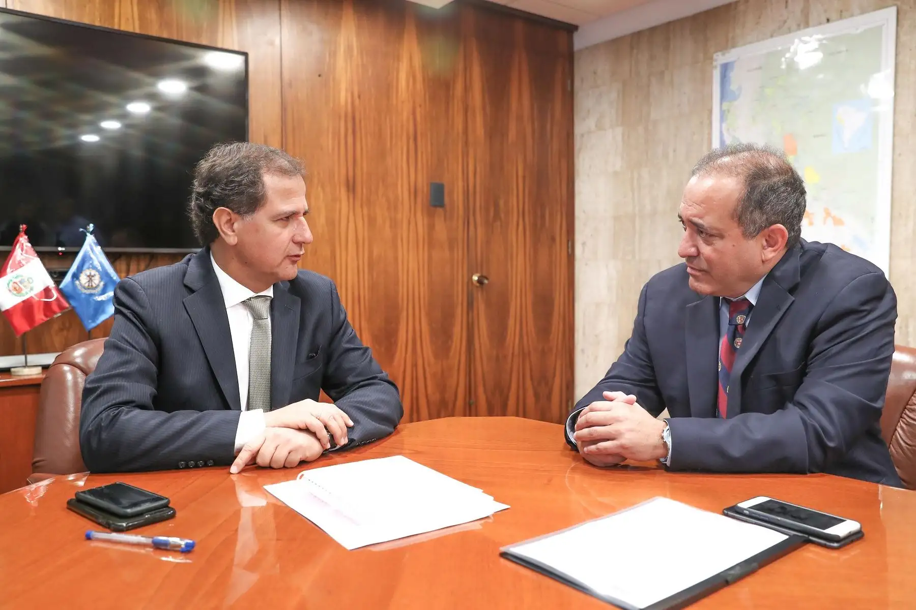 Los ministros de Energía y Minas, Francisco Ísmodes y de la Producción, Daniel Córdova.