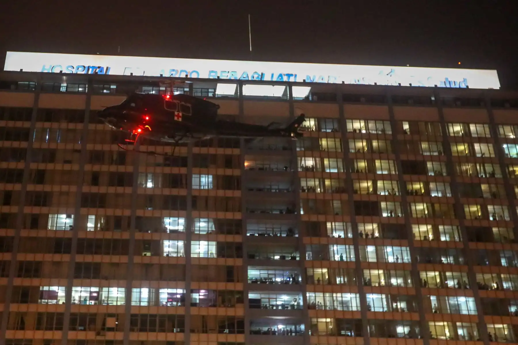 Un helicóptero Bell 212 de la Fuerza Aérea del Perú trasladó de emergencia a personal de EsSalud que llevaba un corazón desde el Callao hacia el Hospital Edgardo Rebagliati, en Jesús María. Foto: ANDINA/MINDEF
