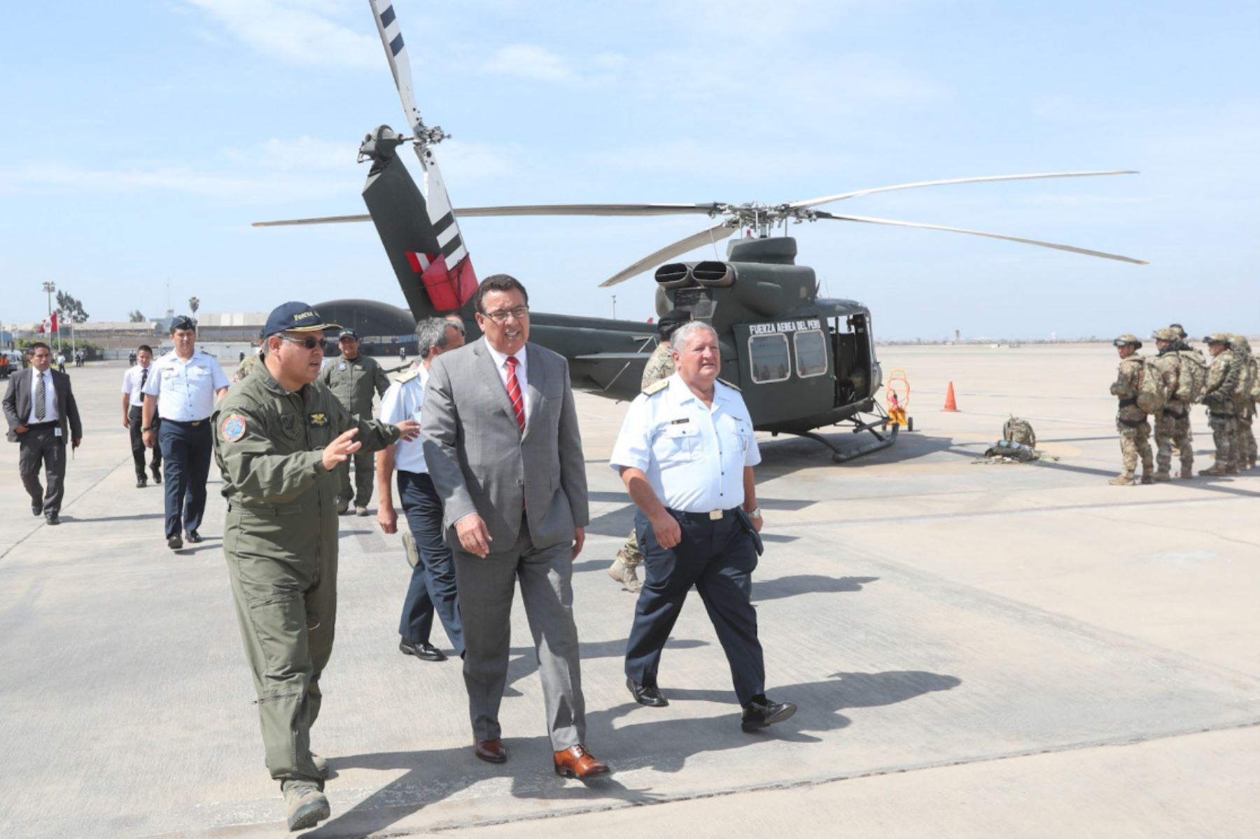 El ministro de Defensa, José Huerta, supervisó la participación del Comando Operacional Aéreo de la Fuerza Aérea. Foto: Difusión.