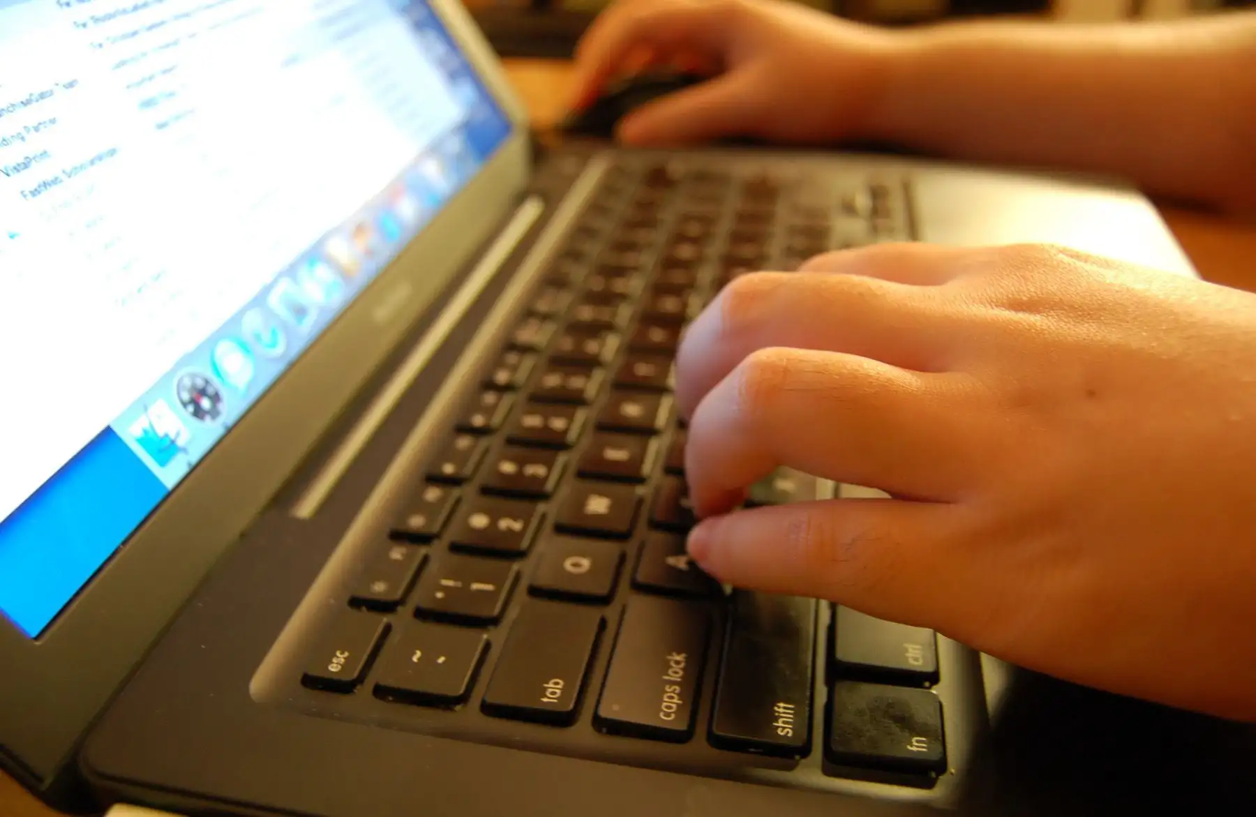 El 66% de peruanos utiliza internet para informarse y acceder a contenidos, convirtiéndose en el cuarto medio de comunicación de mayor consumo, después de la televisión (98%), la radio (86%) y los diarios (72%), revela un reciente estudio del Consejo Consultivo de Radio y Televisión (CONCORTV). INTERNET/Medios