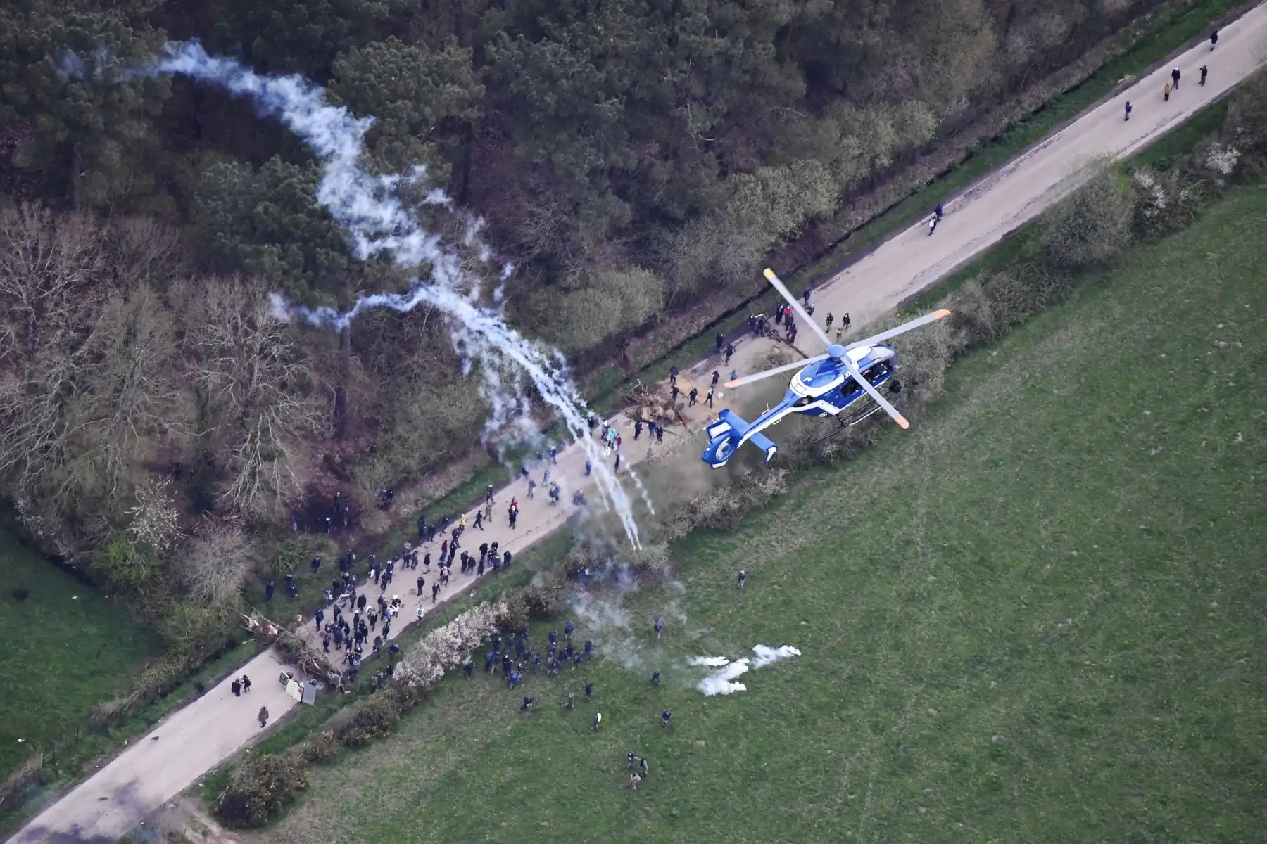 Un helicóptero de la policía francesa lanza gas lacrimógeno contra los manifestantes cerca de la ciudad de Nantes. Foto: AFP
