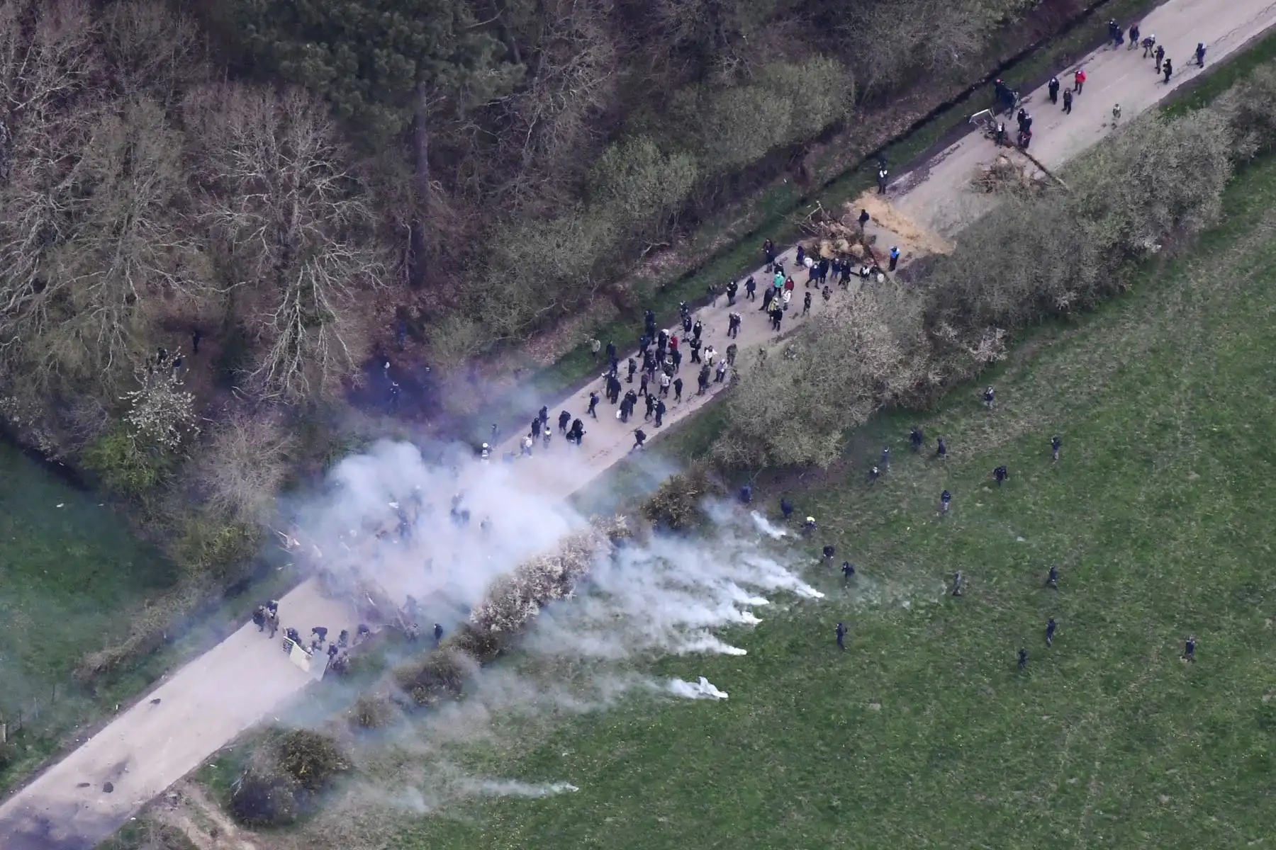 Un acto de protesta en la ciudad francesa de Nantes en contra de la candidata del Frente Nacional Marine Le Pen ha acabado con disturbios entre los manifestantes y la policía.  Foto: AFP