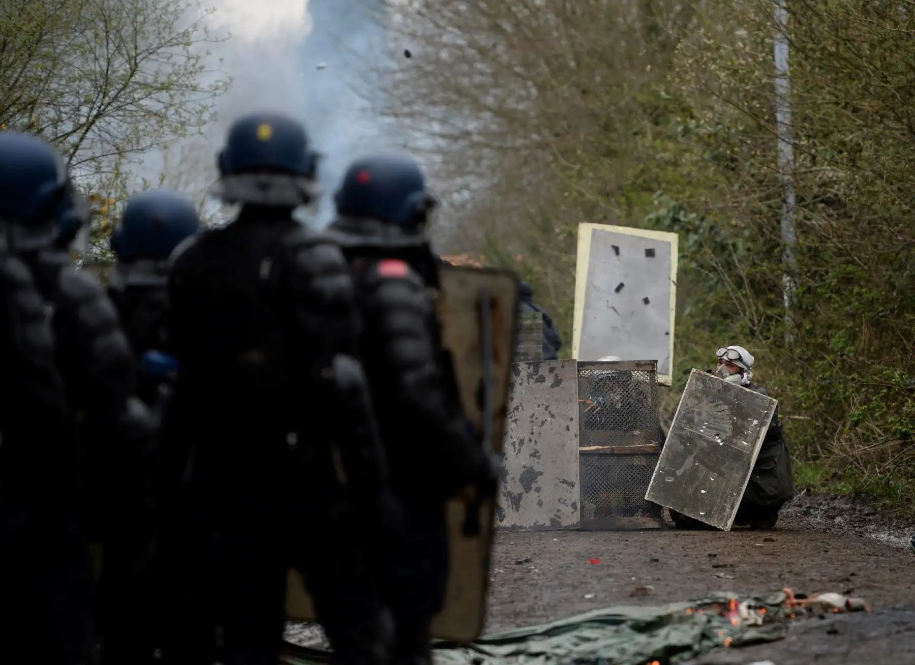 La policía ha respondido con gas lacrimógeno para dispersar la protesta. Al menos cuatro personas han sido detenidas en los disturbios. Foto: AFP