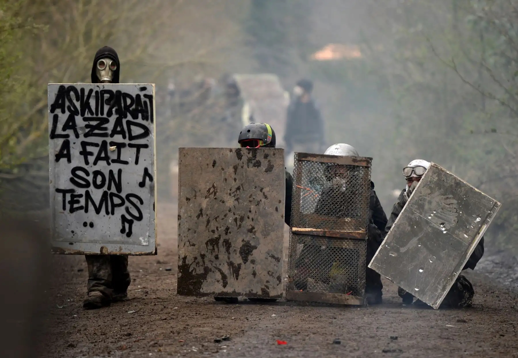 La policía ha respondido con gas lacrimógeno para dispersar la protesta. Al menos cuatro personas han sido detenidas en los disturbios. Foto: AFP