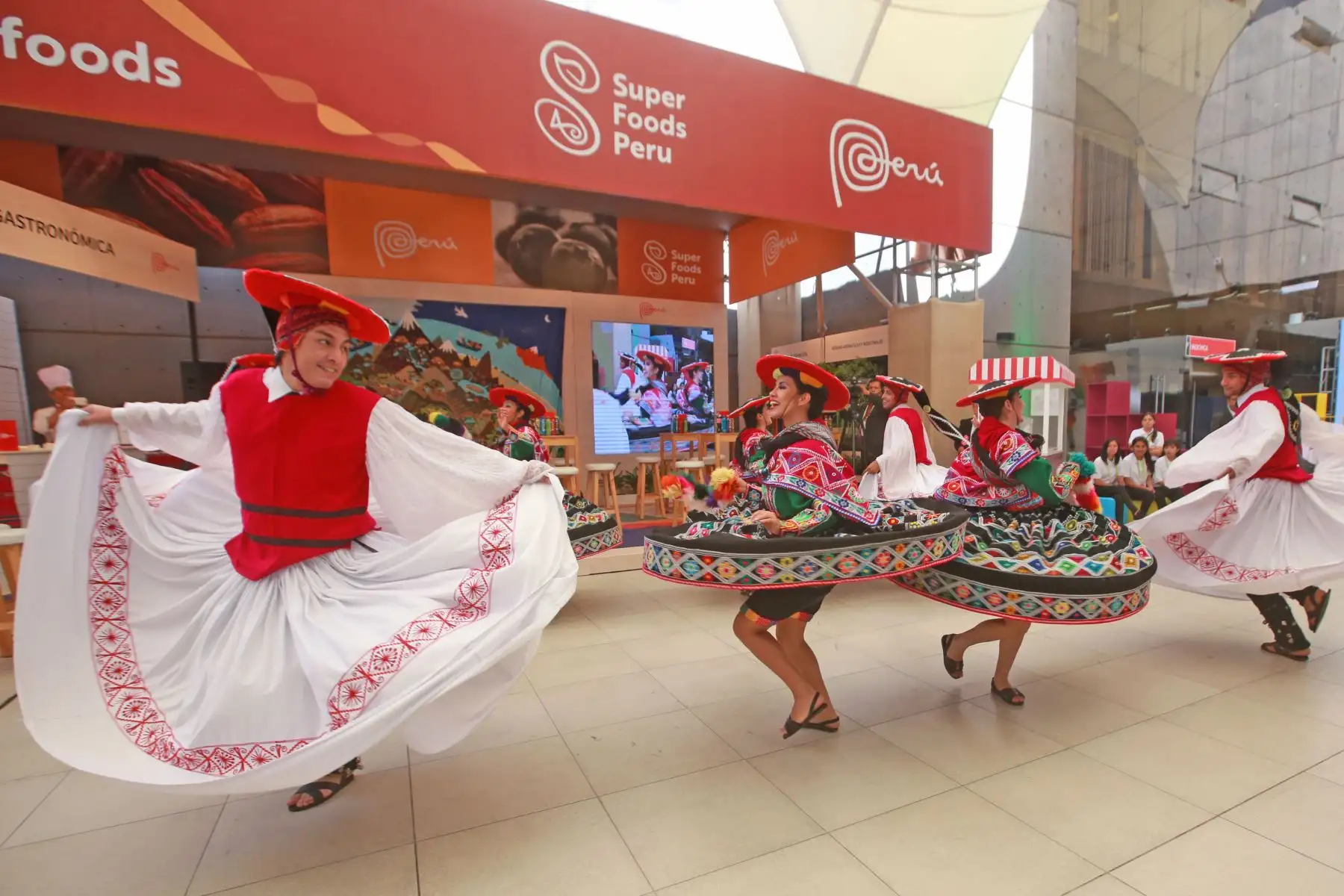 PromPerú da la bienvenida con bailes y gastronomía a los periodistas extranjeros, en el marco de la VIII Cumbre de las Américas 2018. Foto: ANDINA/ Jhony Laurente