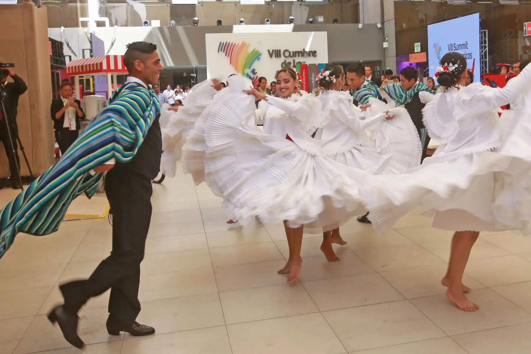 Bienvenida con bailes y gastronomía a los periodistas extranjeros, en el marco de la VIII Cumbre de las Américas 2018 .Foto: ANDINA/ jhony Laurente