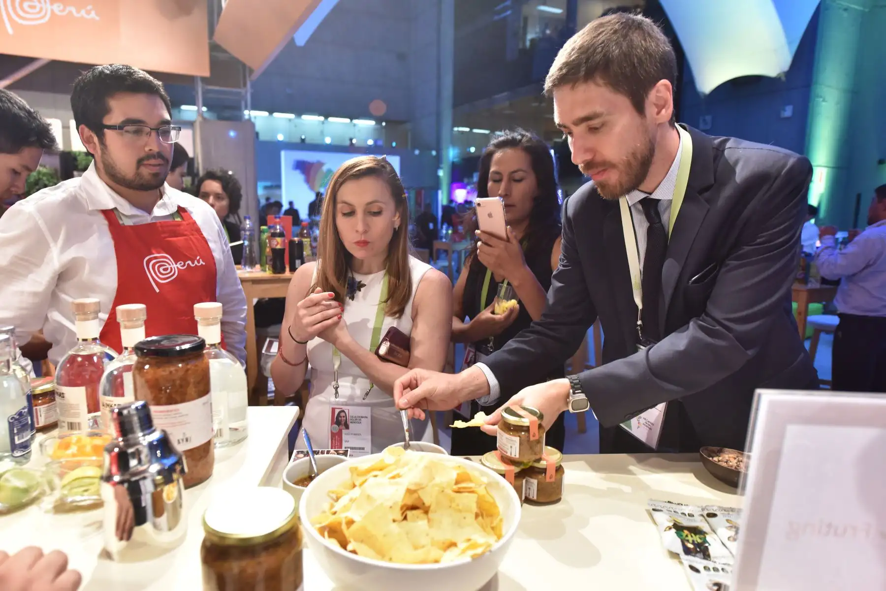 Stand de PromPerú para  impulsar y mostrar la gran variedad de gastronómica peruana y dar la bienvenida a los periodistas extranjeros, en el marco de la VIII Cumbre de las Américas 2018.Foto:ANDINA/ jhony Laurente