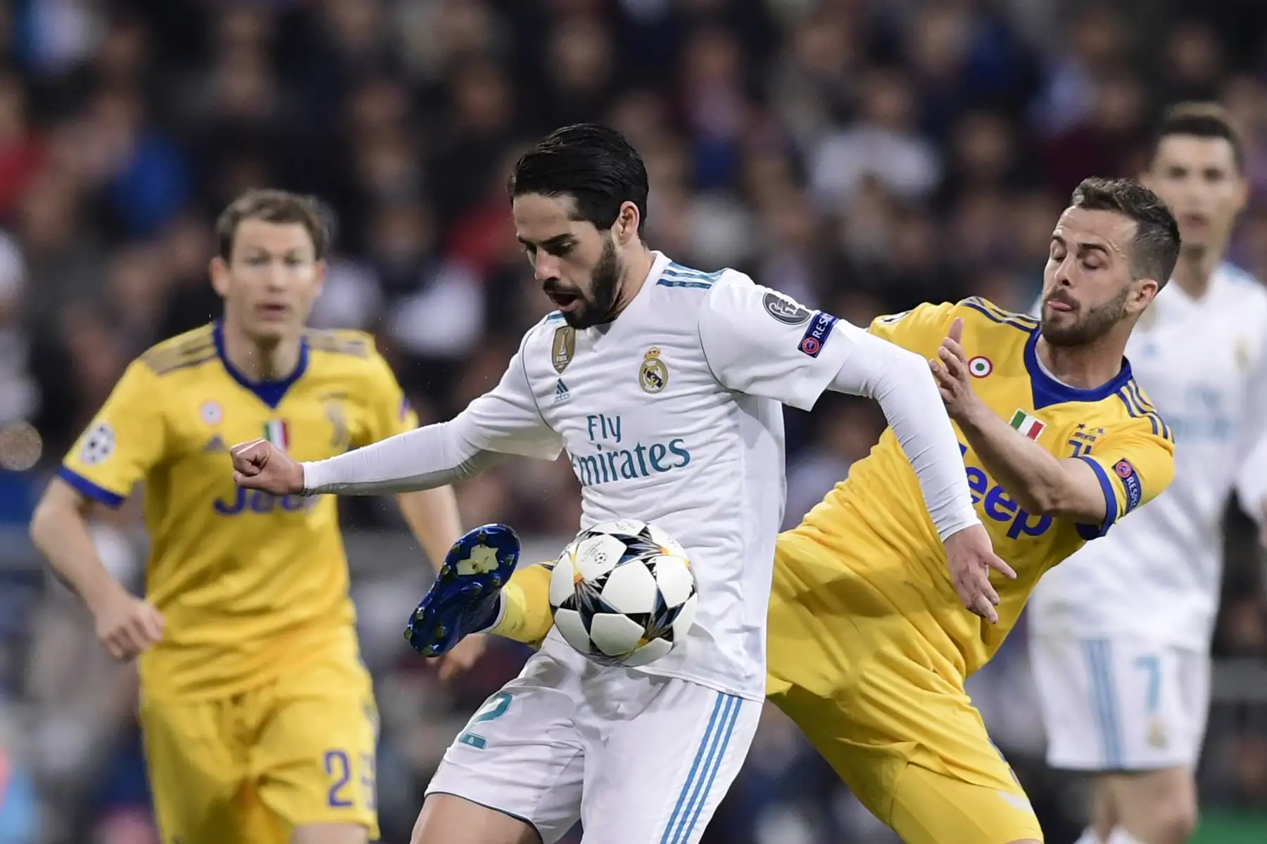El centrocampista  del Real Madrid Isco compite con el mediocampista italiano de la Juventus Miralem Pjanic durante el partido de fútbol de cuartos de final de la UEFA Champions League. Foto: AFP