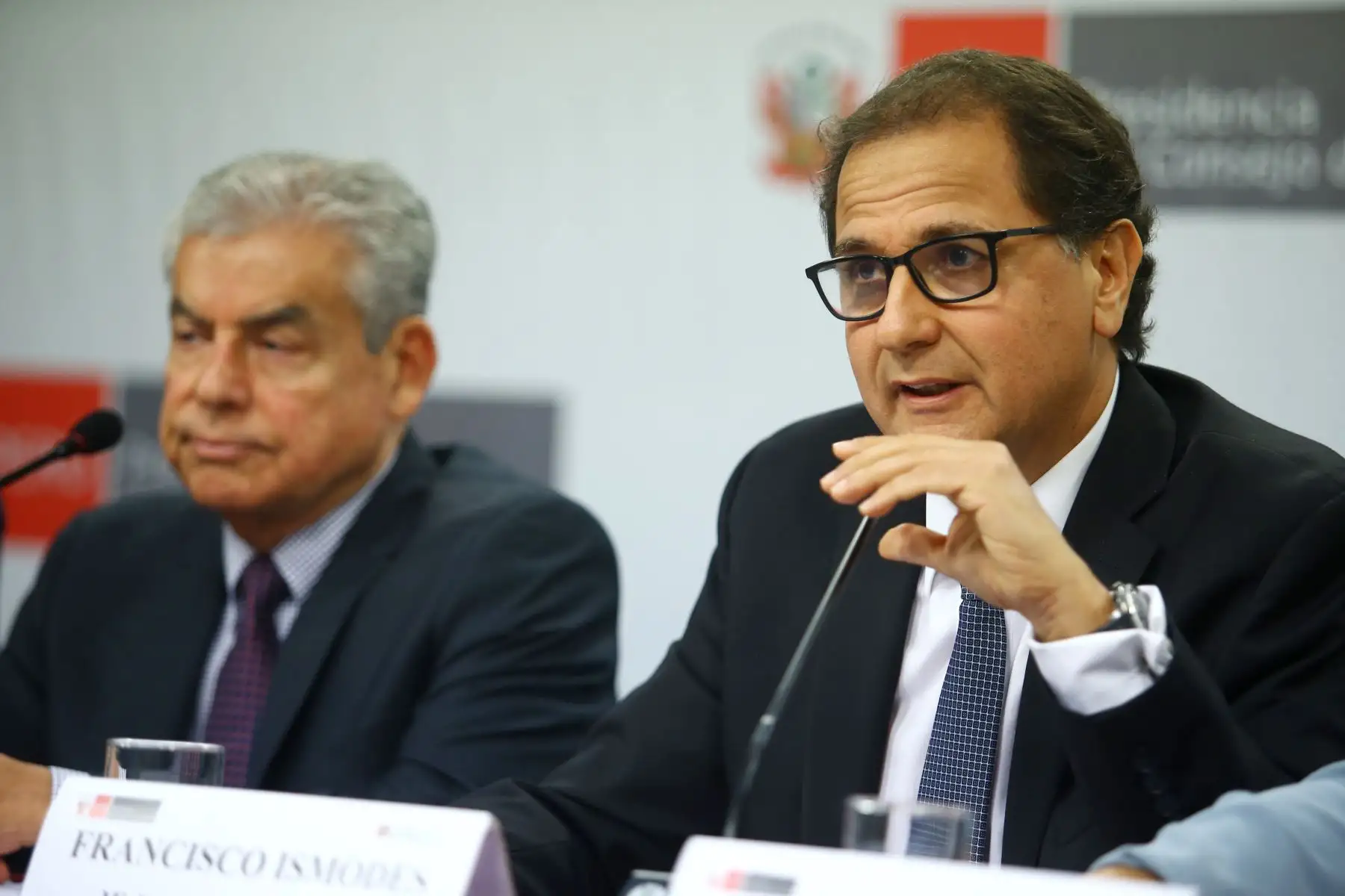 Presidente del Consejo de Ministros, César Villanueva y el ministro de Energía y Minas, Francisco Ísmodes. ANDINA/Melina Mejía