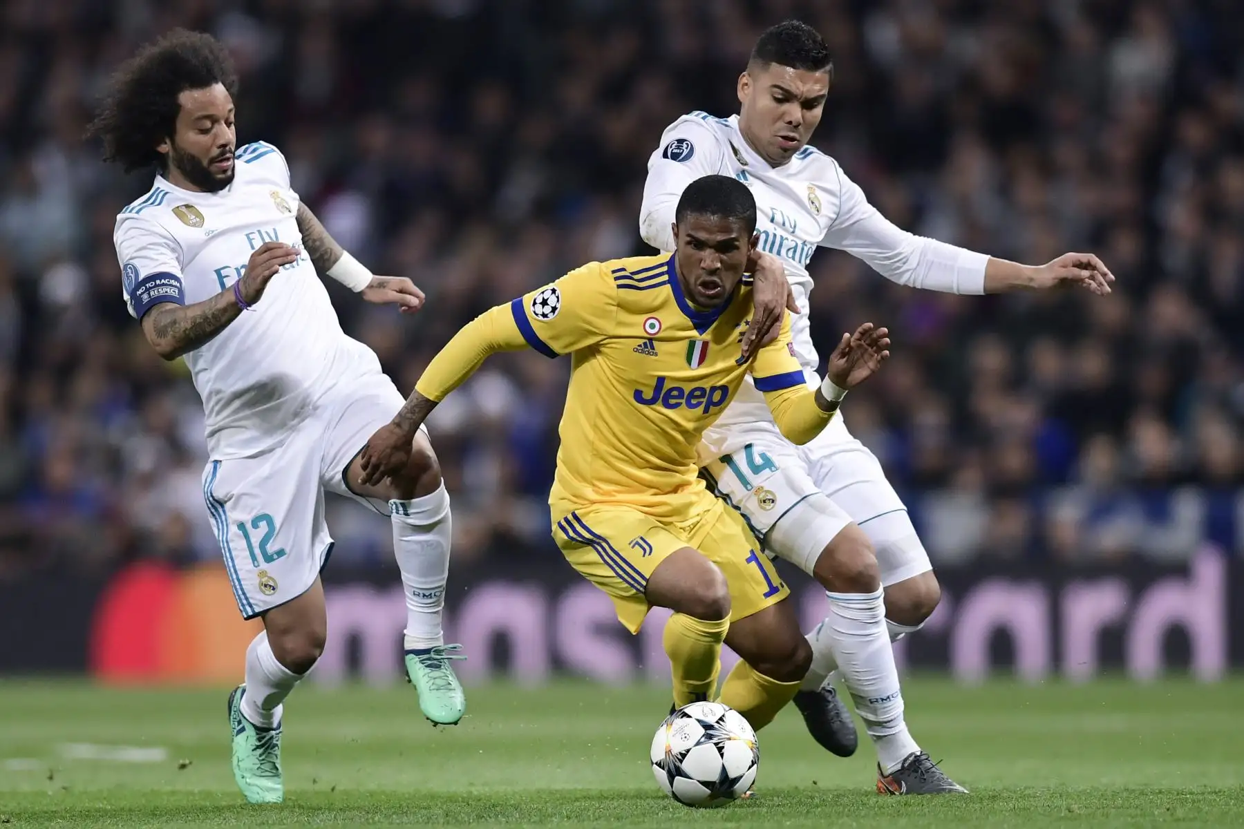 El alero brasileño de la Juventus Douglas Costa compite con el defensa brasileño Marcelo  y el centrocampista brasileño Real Madrid Casemiro. Foto: AFP