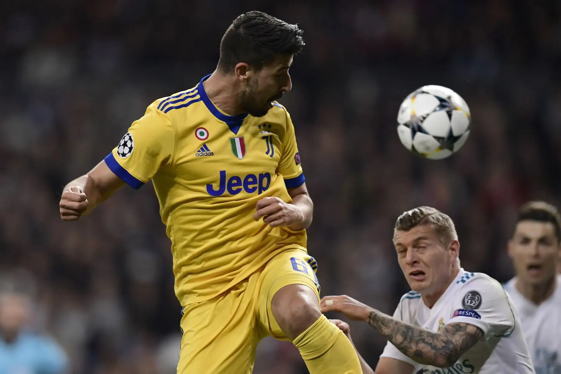El centrocampista alemán de la Juventus Sami Khedira compite con el centrocampista alemán del Real Madrid Toni Kroos durante el partido de vuelta de cuartos de final de la UEFA Champions League entre Real Madrid CF y Juventus FC. Foto: AFP