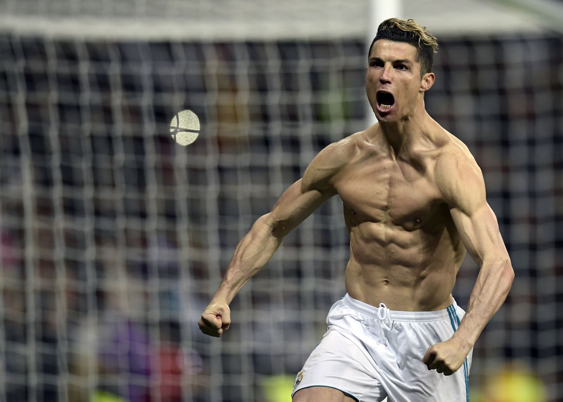 Cristiano Ronaldo ejecuta un penal para marcar un gol durante el partido de fútbol de cuartos de final de la UEFA Champions League entre Real Madrid CF y Juventus FC. Foto: AFP