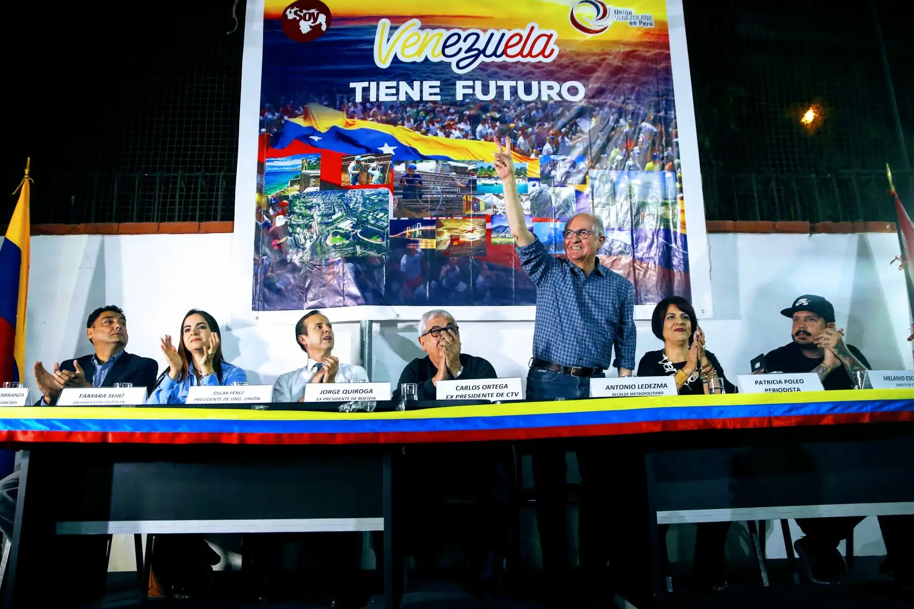 Asamblea de ciudadanos venezolanos encabezada por el líder opositor Antonio Ledesma. Foto: ANDINA/Luis Iparraguirre