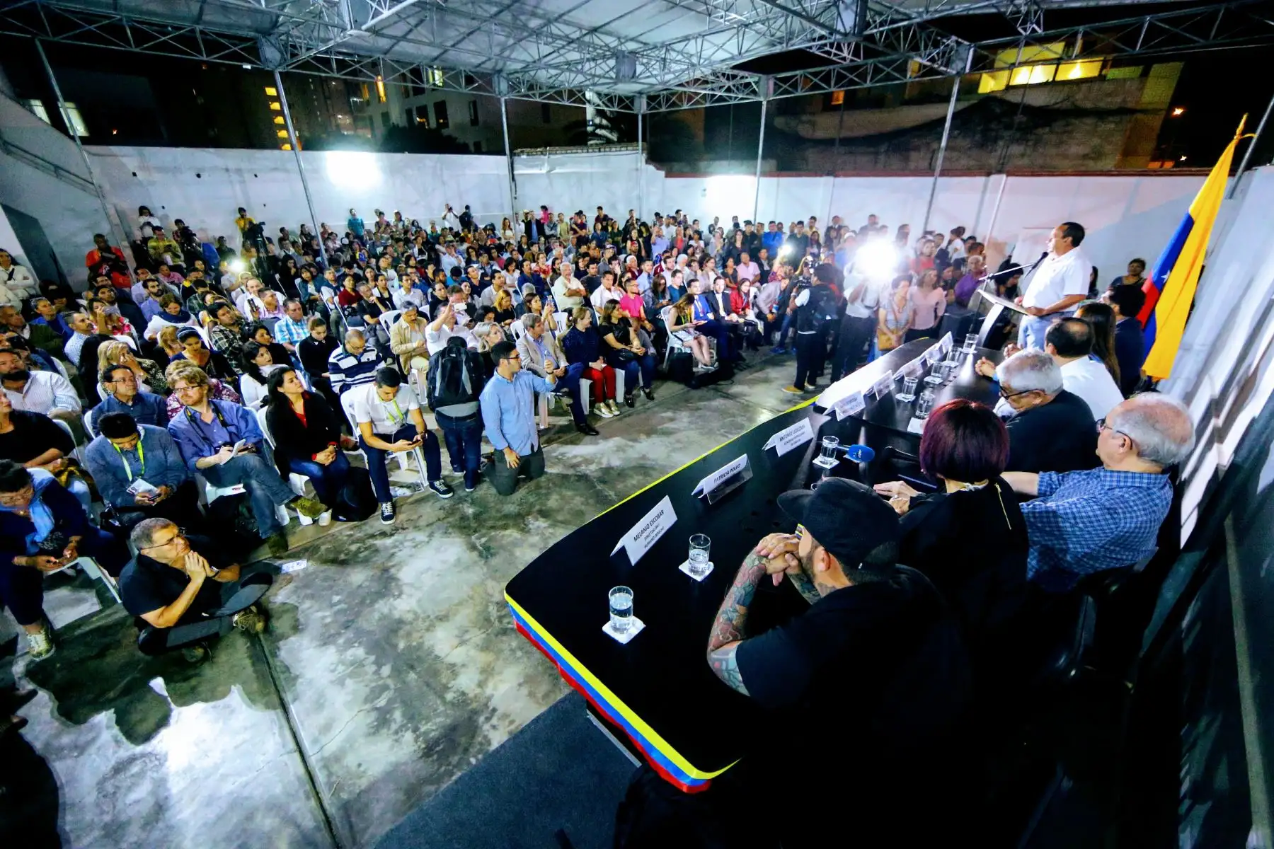 Asamblea de ciudadanos venezolanos encabezada por el líder opositor Antonio Ledesma. Foto: ANDINA/Luis Iparraguirre