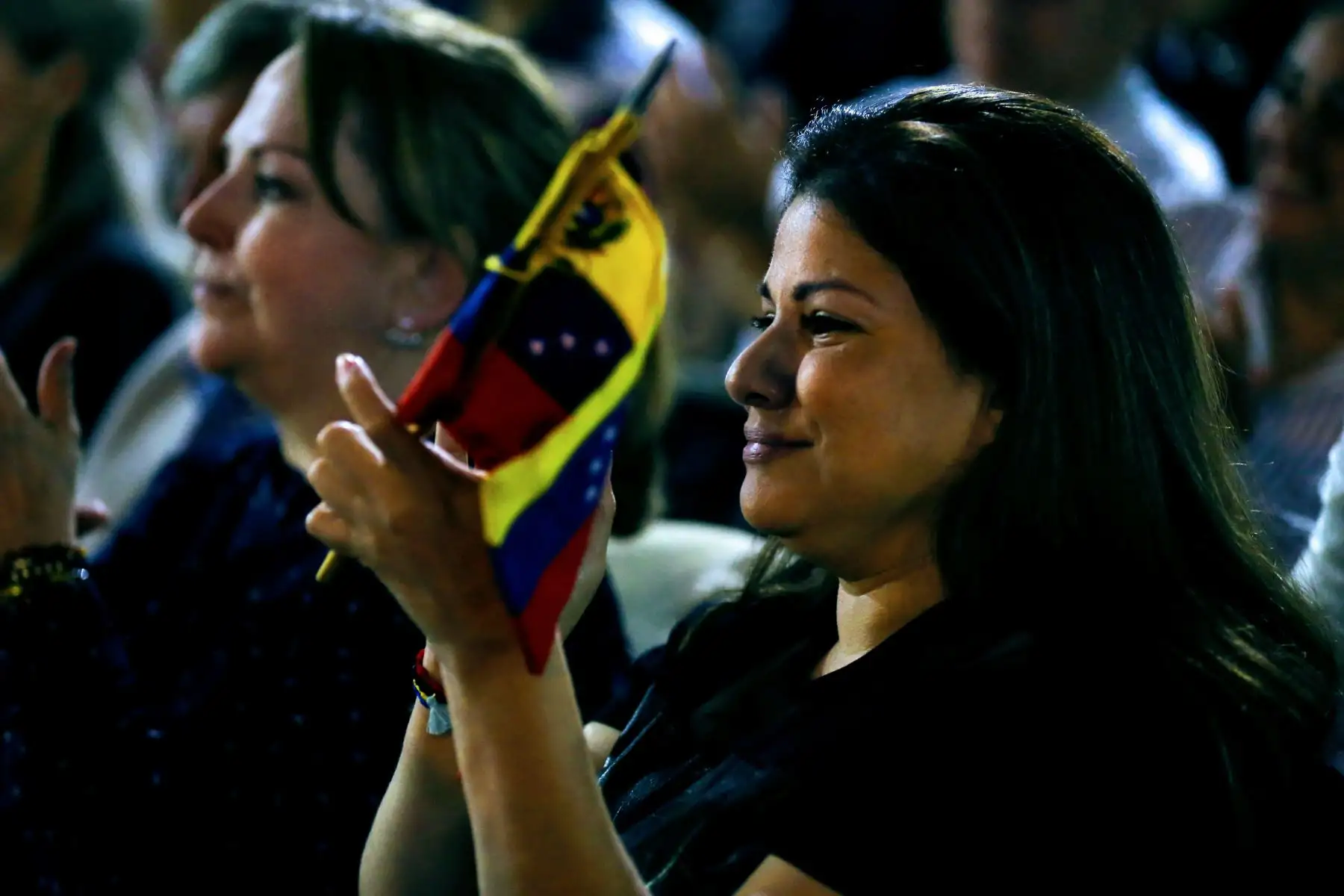 Asamblea de ciudadanos venezolanos encabezada por el líder opositor Antonio Ledesma. Foto: ANDINA/Luis Iparraguirre