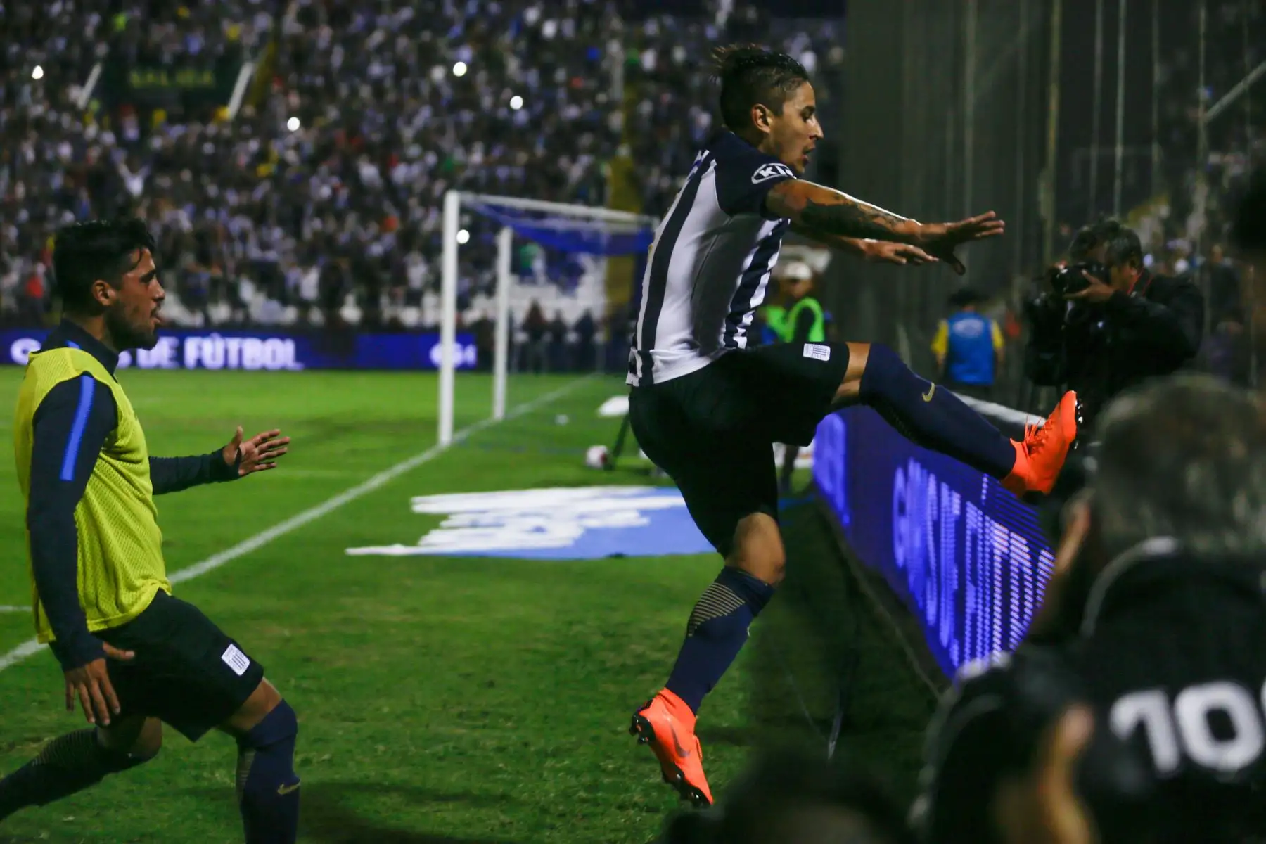 Alianza Lima derrota 2-0 a Universitario de Deportes. Foto: ANDINA/Carlos Lezama