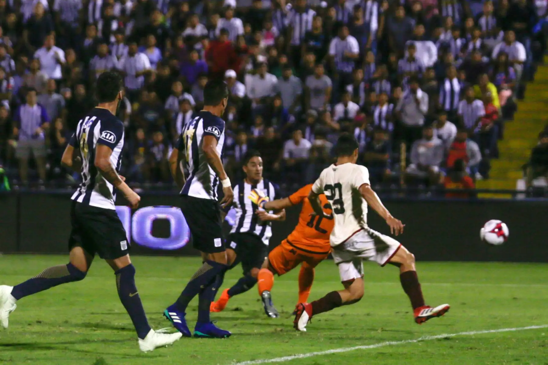 Alianza Lima derrota 2-0 a Universitario de Deportes. Foto: ANDINA/Carlos Lezama