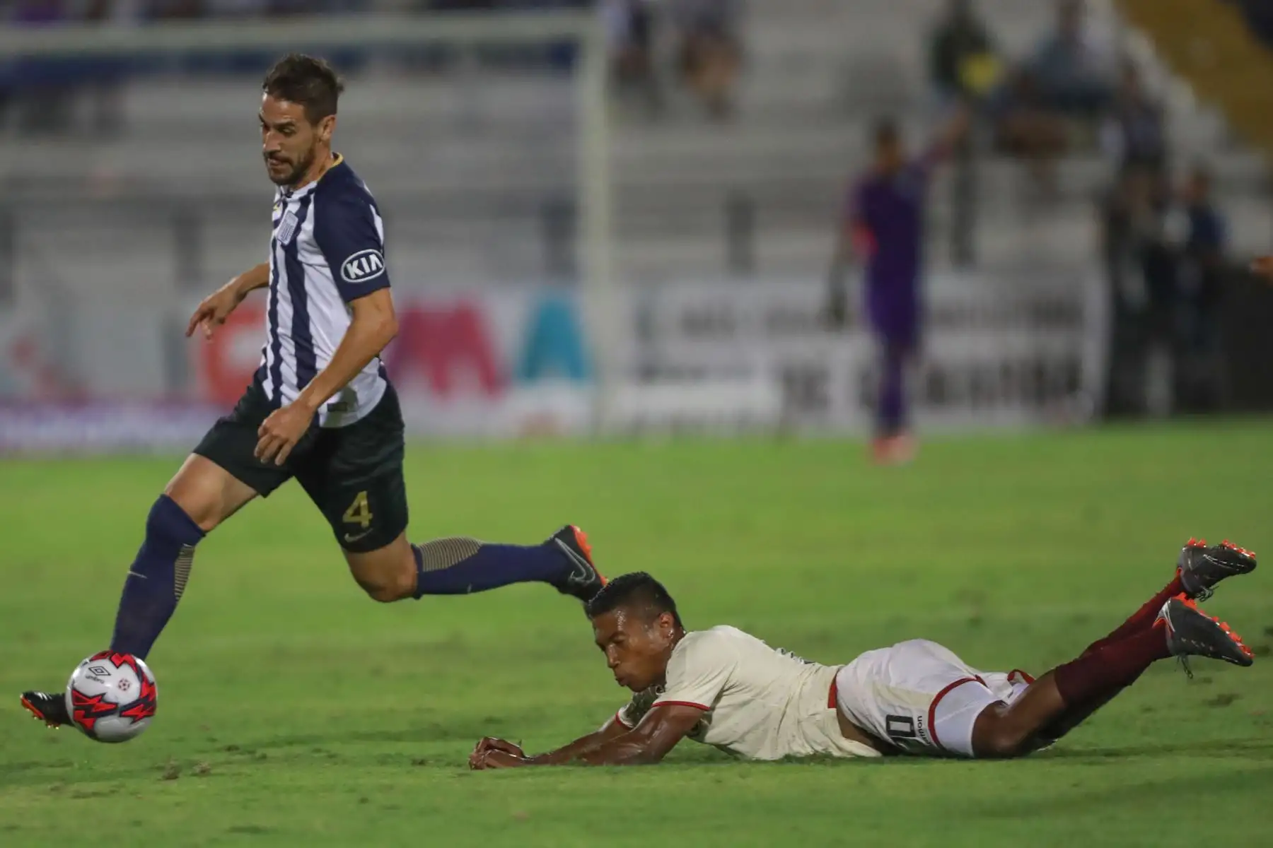 Alianza Lima derrota 2-0 a Universitario de Deportes. Foto: ANDINA/Carlos Lezama