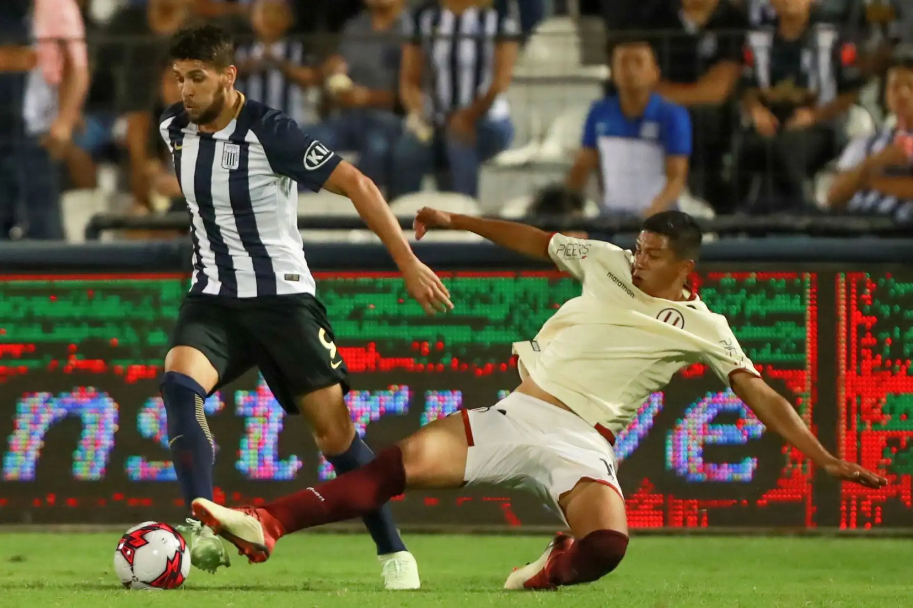 Alianza Lima derrota 2-0 a Universitario de Deportes. Foto: ANDINA/Carlos Lezama