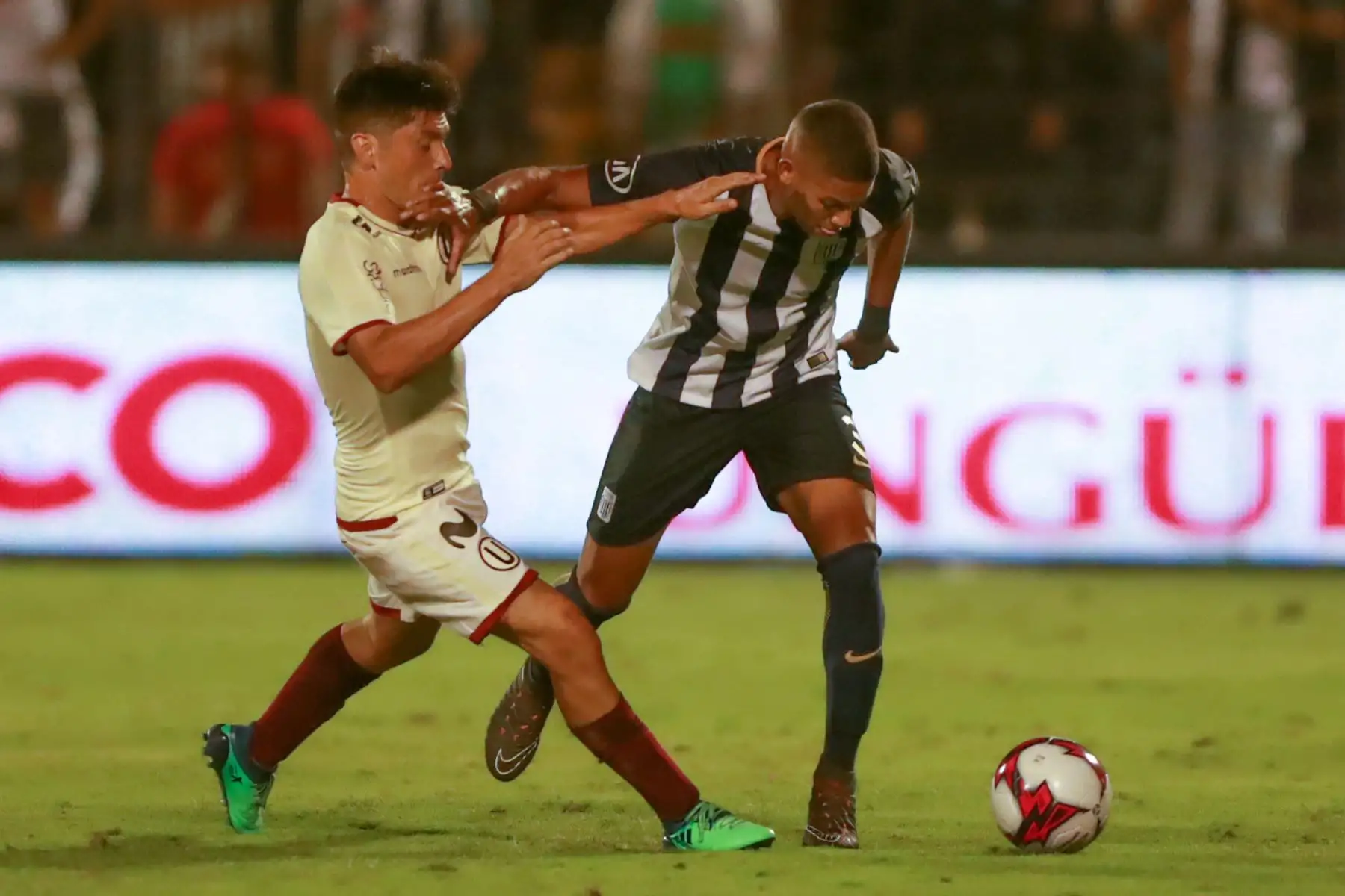 Alianza Lima derrota 2-0 a Universitario de Deportes. Foto: ANDINA/Carlos Lezama