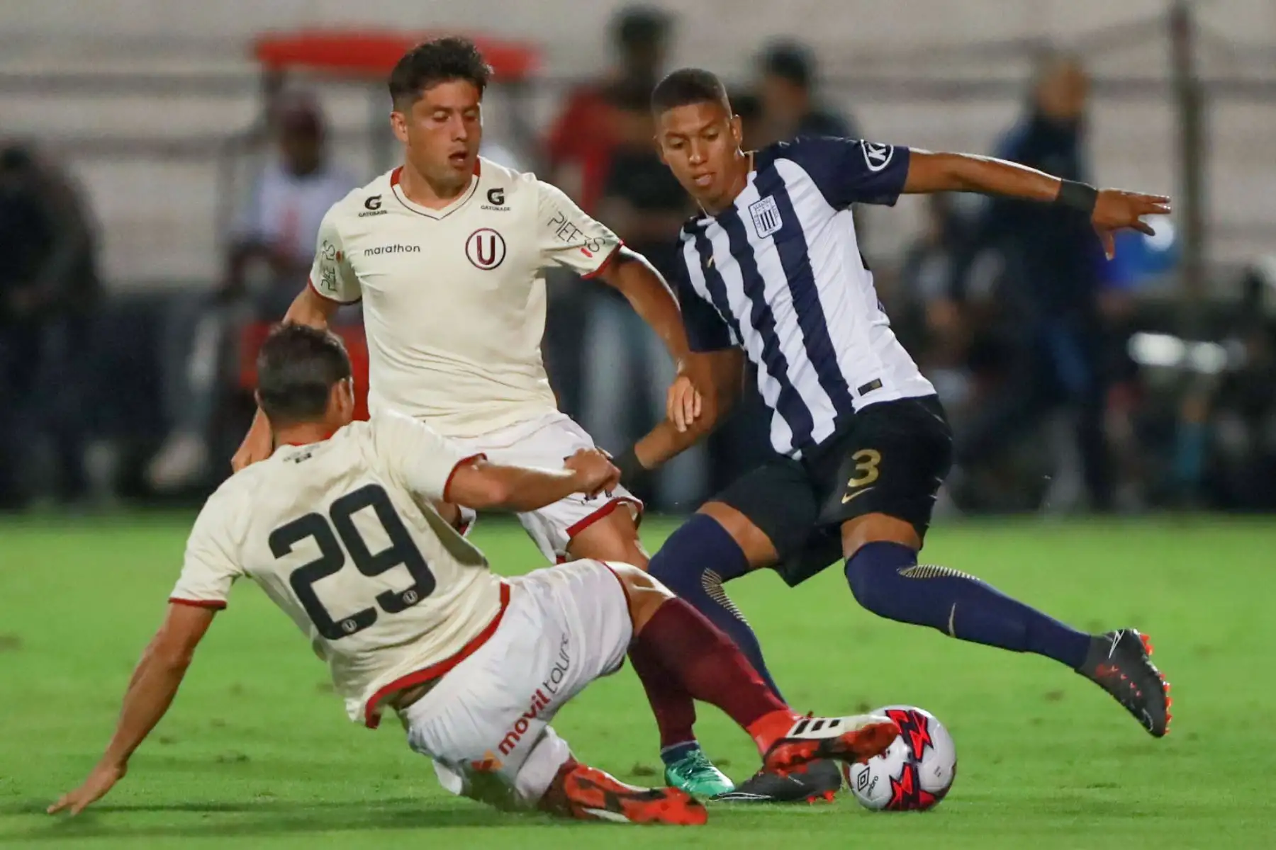 Alianza Lima derrota 2-0 a Universitario de Deportes. Foto: ANDINA/Carlos Lezama