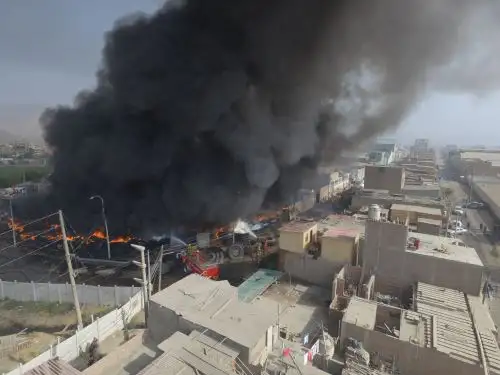 Dantesco incendio en depósito de llantas en Comas. Foto: ANDINA/Jhony Laurente