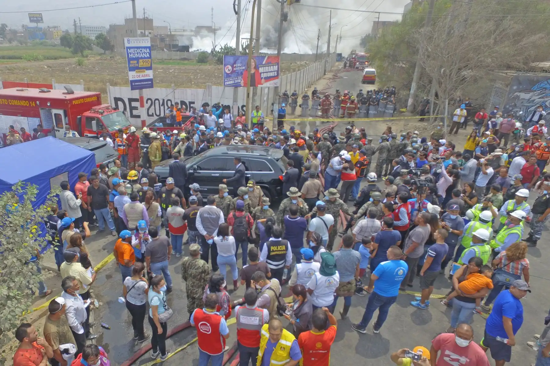 El presidente de la República, Martín Vizcarra, inspecciona los trabajos para atender a los damnificados del incendio registrado en un almacén de llantas en el distrito de Comas.Foto: ANDINA/Jhony Laurente