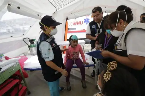 Menor de edad es atendida por personal de salud en una carpa instalada por el Minsa. Foto: Difusión.