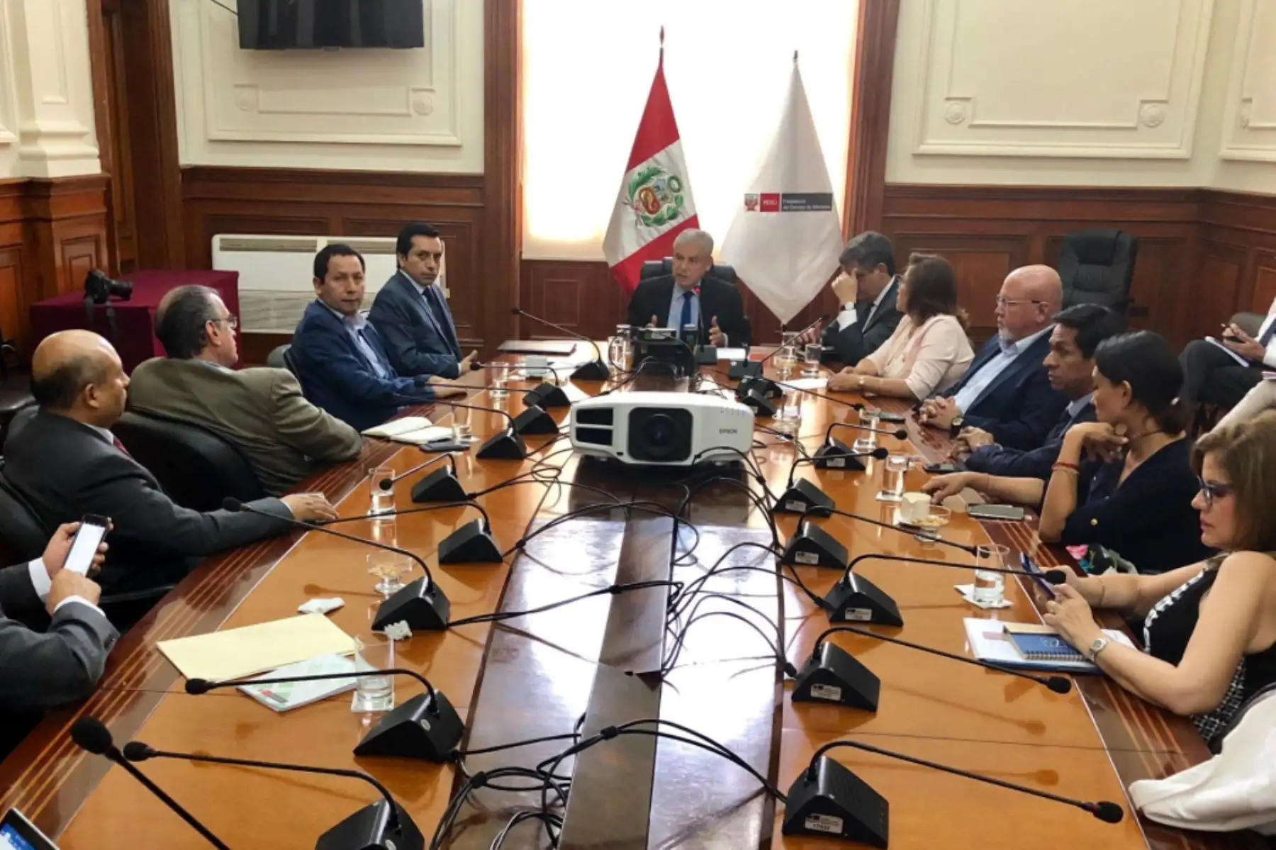 Integrantes del oficialismo tuvieron reunión productiva con Premier Villanueva. Foto: Twitter.