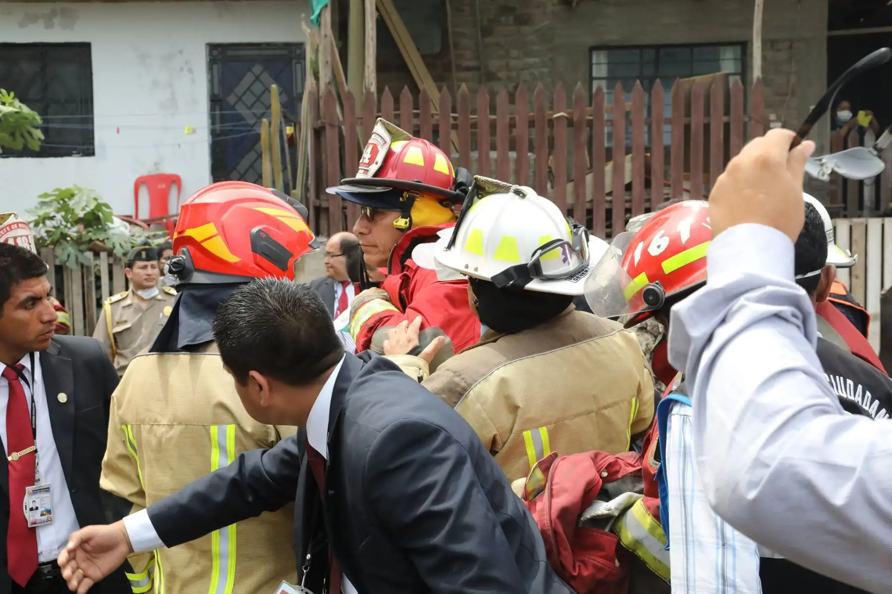El Presidente Martín Vizcarra, supervisó acciones de ayuda a afectados por incendio en un almacén de llantas en el distrito de Comas. Foto: ESSALUD Juan Carlos Dominguez