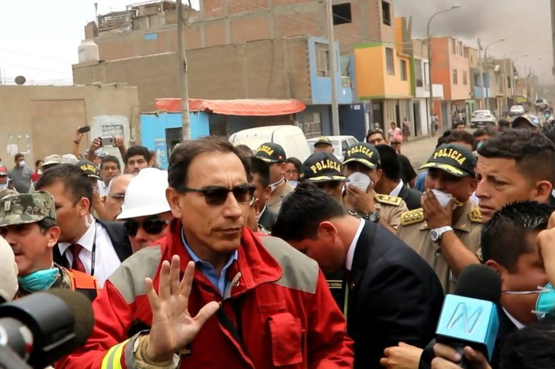 El presidente Martín Vizcarra supervisó acciones de ayuda a afectados por incendio en un almacén de llantas en el distrito de Comas. Foto: EsSalud/Juan Carlos Domínguez.