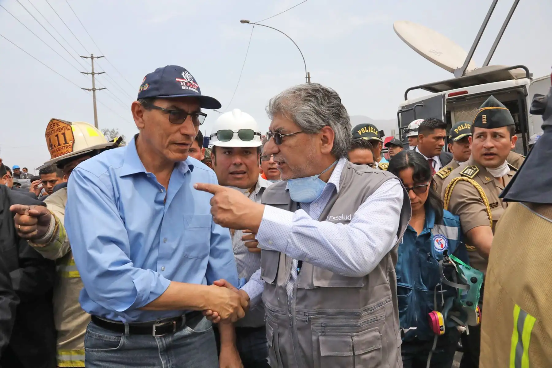 El presidente Martín Vizcarra supervisó acciones de ayuda a afectados por incendio en un almacén de llantas en el distrito de Comas. Foto: EsSalud/Juan Carlos Domínguez.