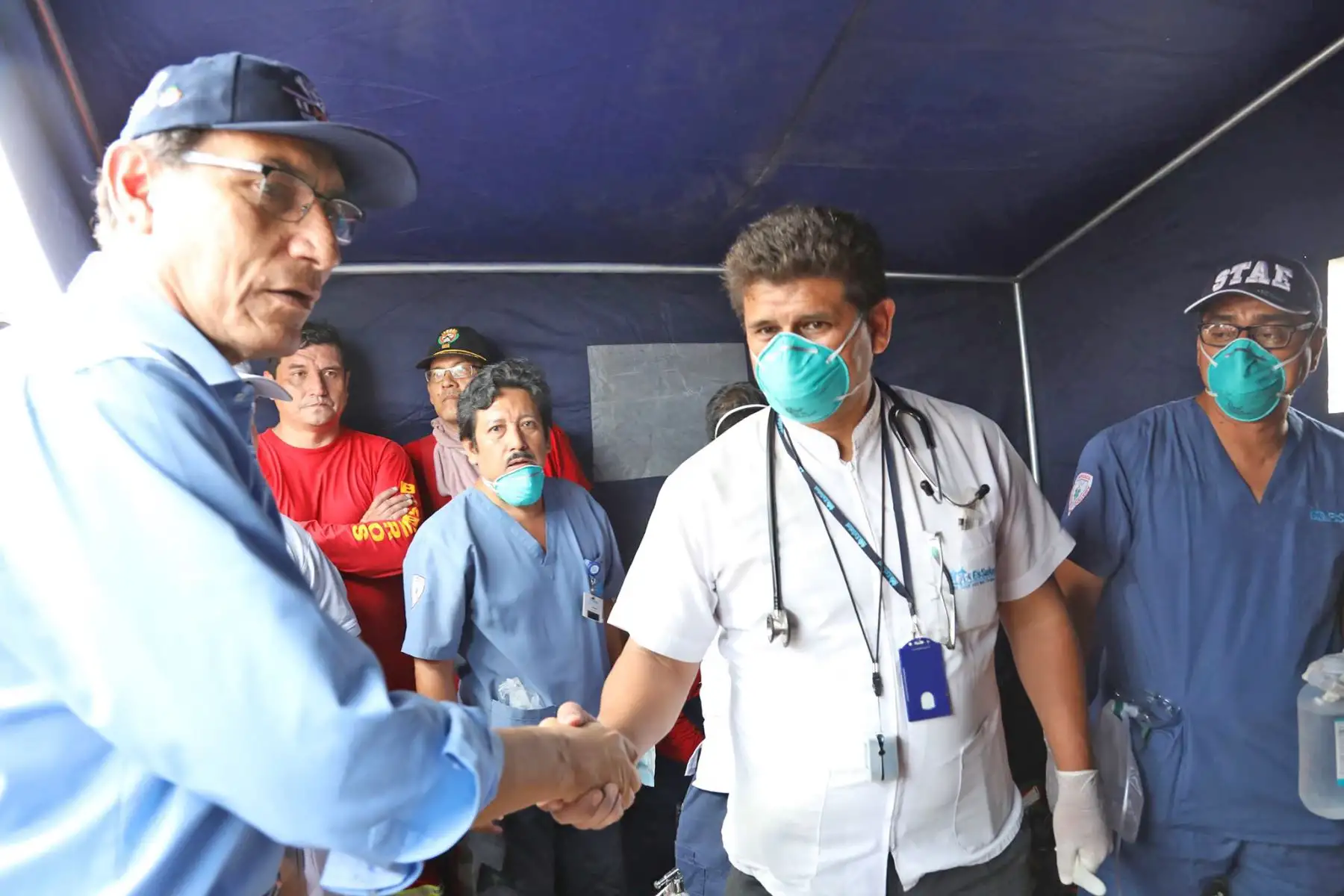 El Presidente Martín Vizcarra, supervisó acciones de ayuda a afectados por incendio en un almacén de llantas en el distrito de Comas. Foto: ESSALUD Juan Carlos Dominguez