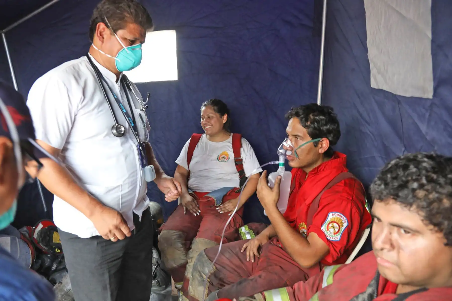 El presidente Martín Vizcarra supervisó acciones de ayuda a afectados por incendio en un almacén de llantas en el distrito de Comas. Foto: EsSalud/Juan Carlos Domínguez.
