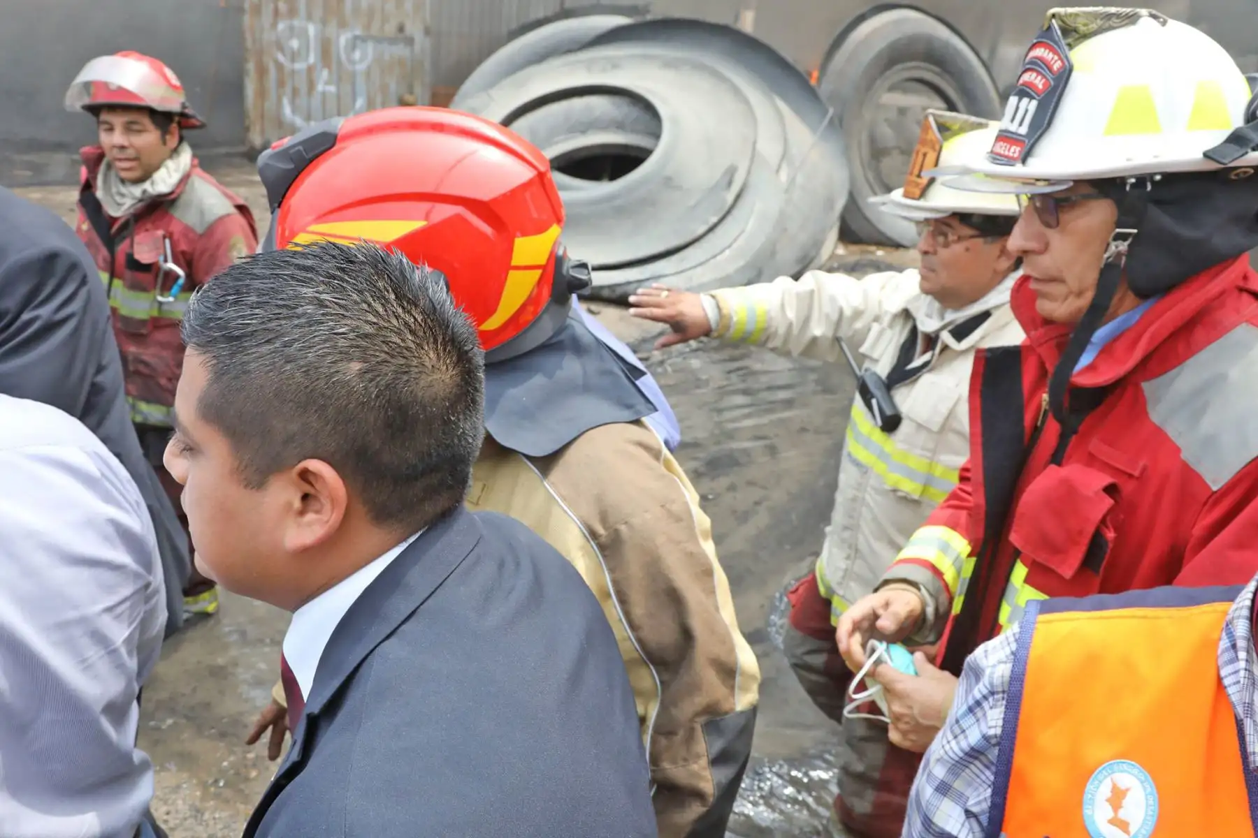 El presidente Martín Vizcarra supervisó acciones de ayuda a afectados por incendio en un almacén de llantas en el distrito de Comas. Foto: EsSalud/Juan Carlos Domínguez.