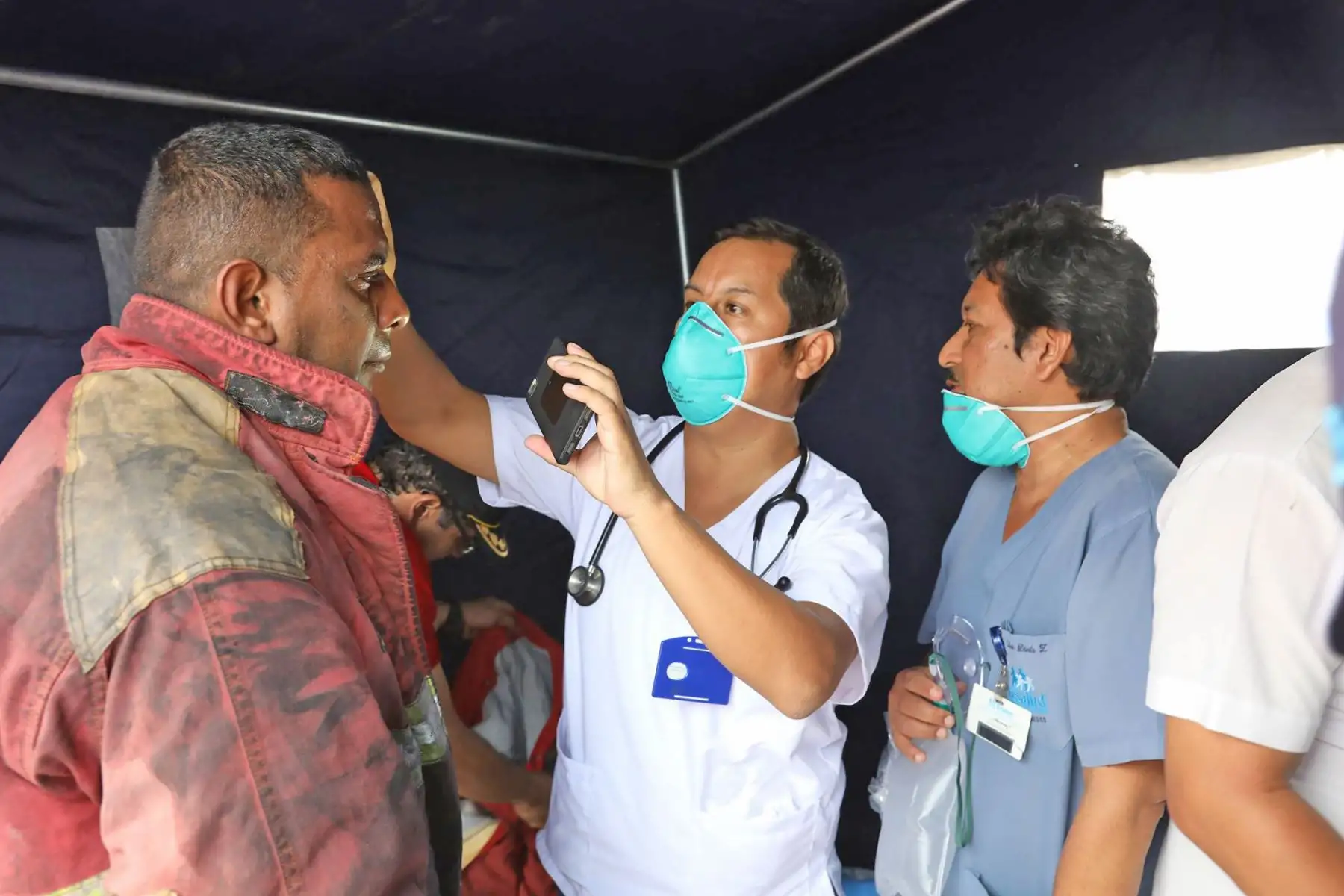 El presidente Martín Vizcarra supervisó acciones de ayuda a afectados por incendio en un almacén de llantas en el distrito de Comas. Foto: EsSalud/Juan Carlos Domínguez.
