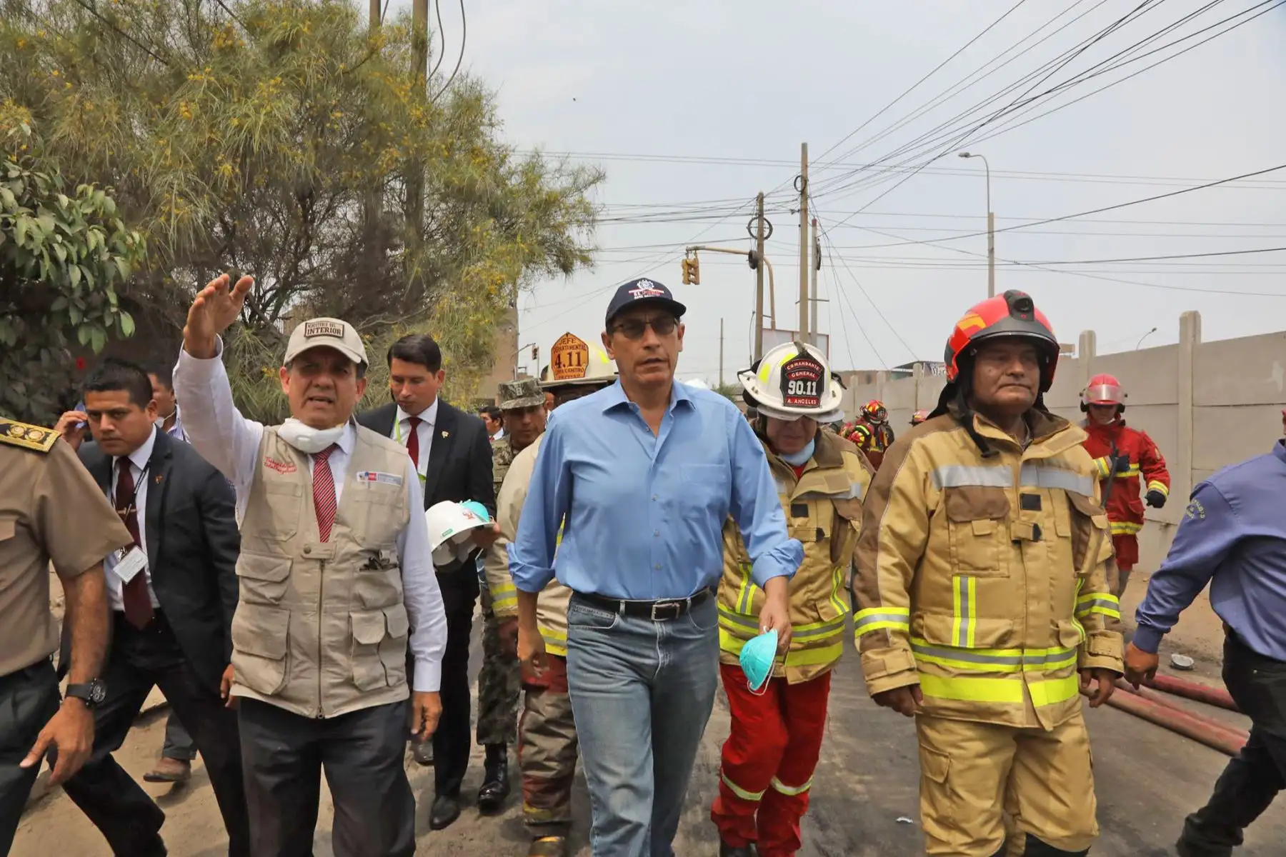 El presidente Martín Vizcarra supervisó acciones de ayuda a afectados por incendio en un almacén de llantas en el distrito de Comas. Foto: EsSalud/Juan Carlos Domínguez.