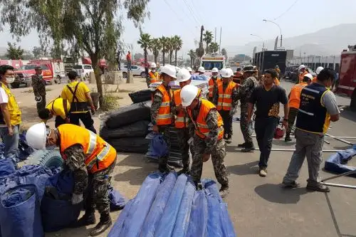 Personal del Ejército apoyan labores de remoción de escombros y ayuda a afectados por incendio. Foto: Andina/Difusión
